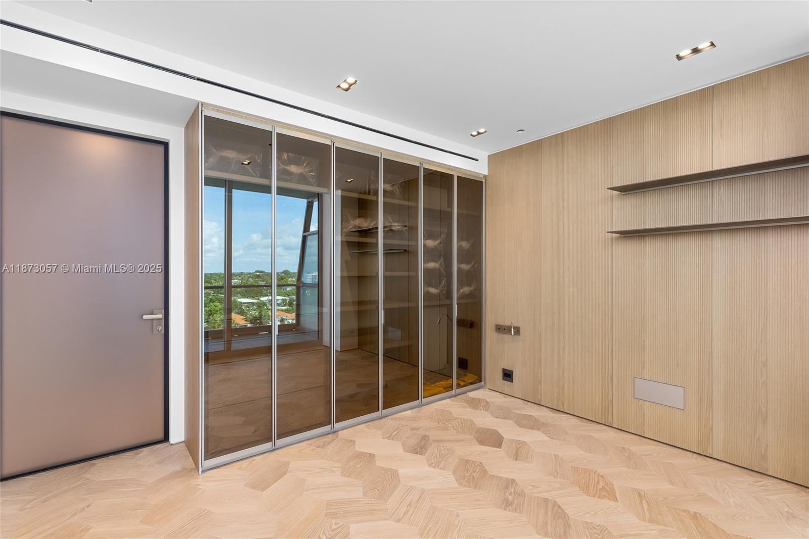 705 4 / 5 3496 sq. ft. $ 2025-09-05 0 Photo