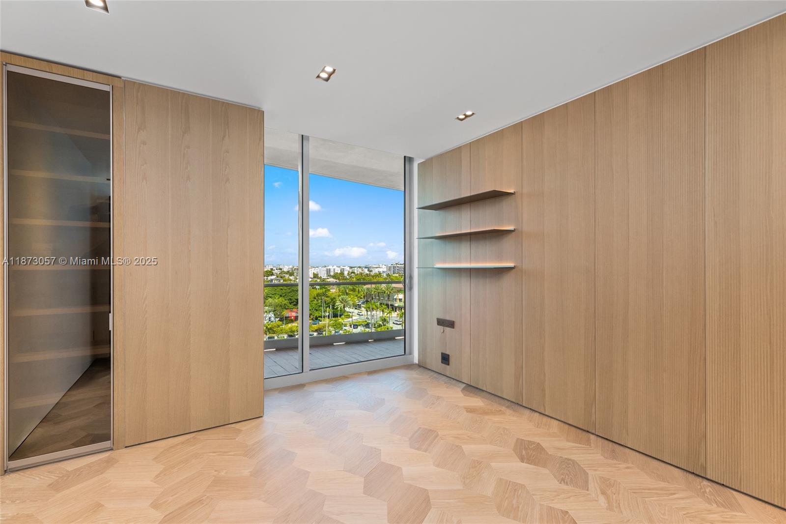 705 4 / 5 3496 sq. ft. $ 2025-09-05 0 Photo