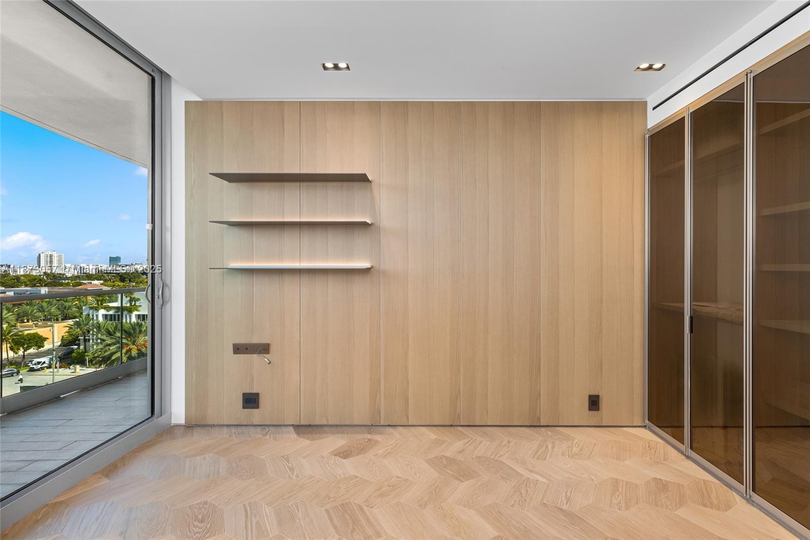 705 4 / 5 3496 sq. ft. $ 2025-09-05 0 Photo
