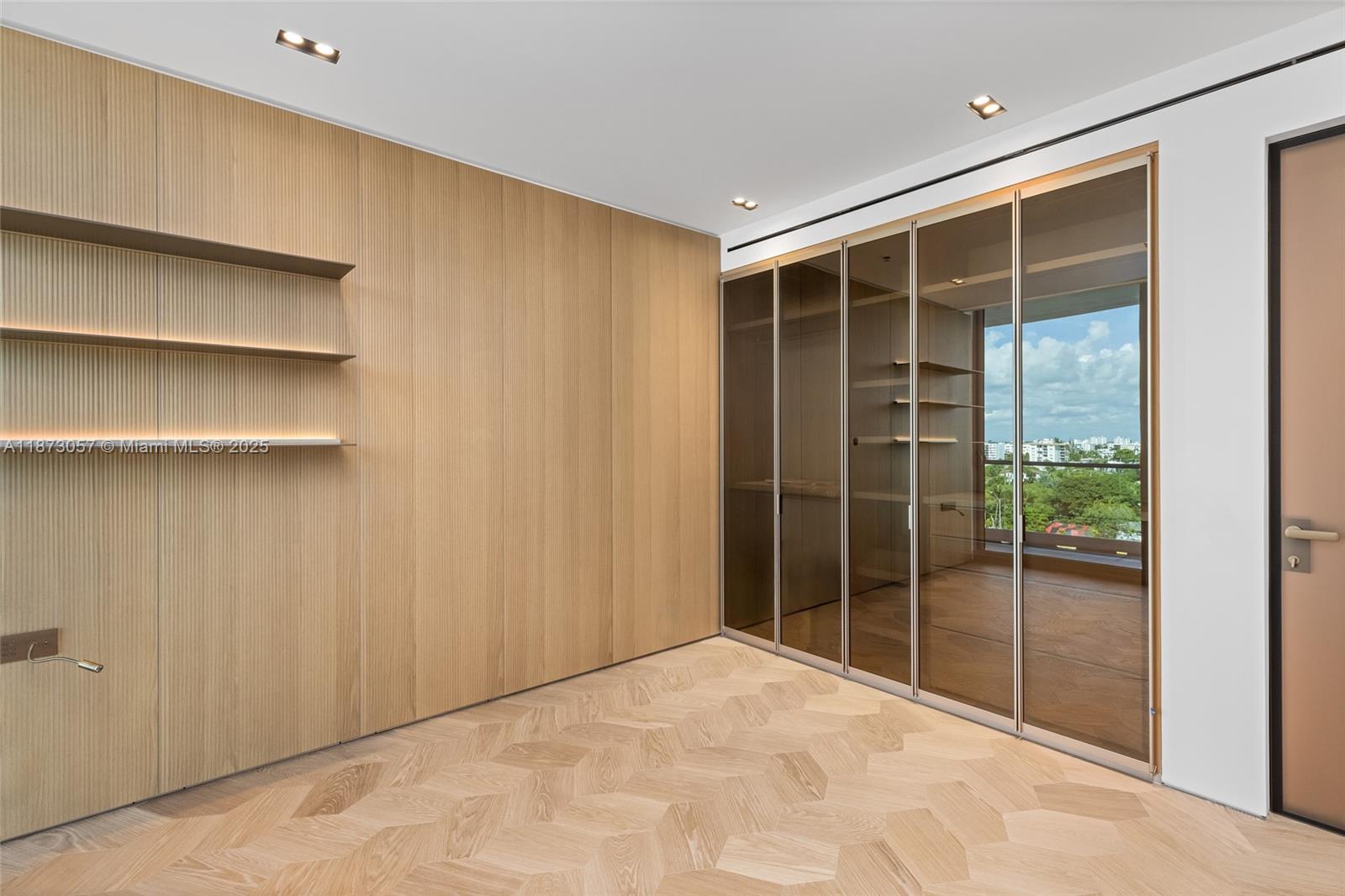 705 4 / 5 3496 sq. ft. $ 2025-09-05 0 Photo