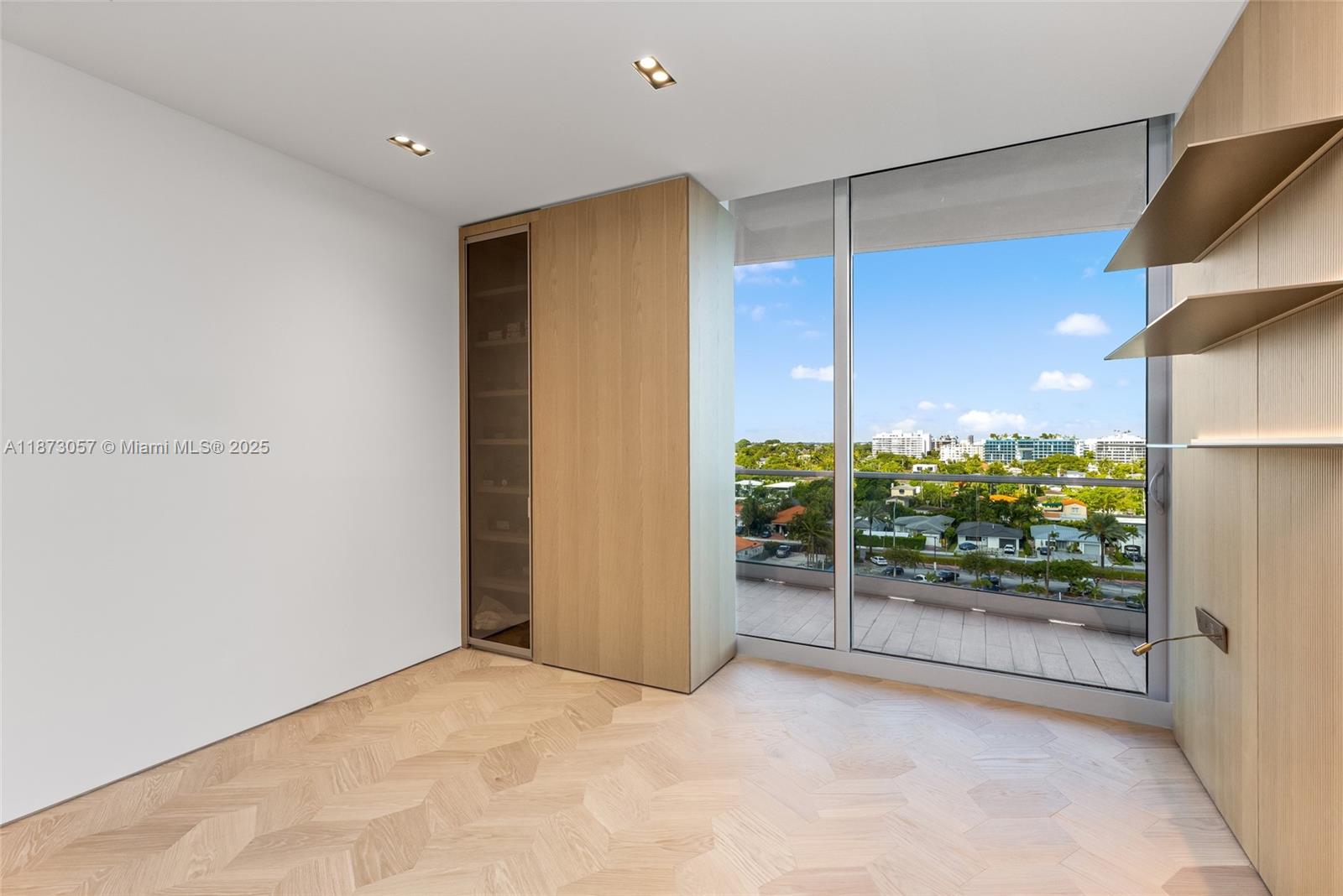 705 4 / 5 3496 sq. ft. $ 2025-09-05 0 Photo