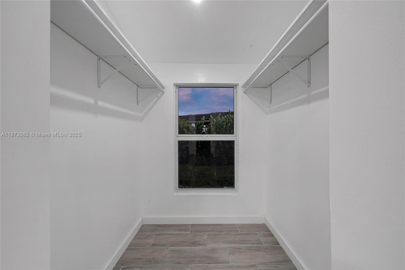See details / 2296 sq. ft. $ 2025-09-05 0 Photo