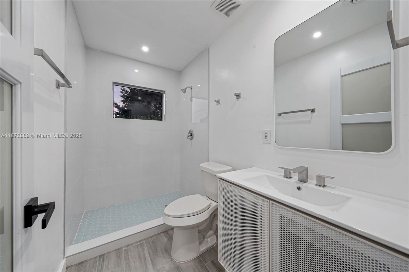 See details / 2296 sq. ft. $ 2025-09-05 0 Photo