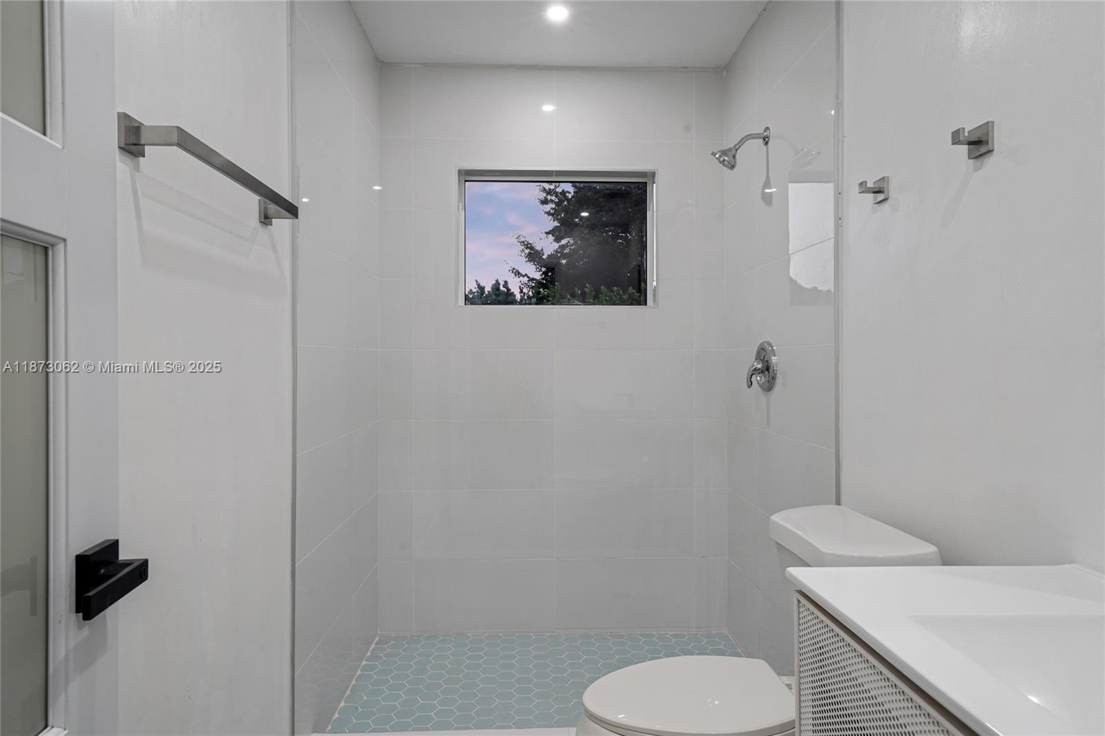 See details / 2296 sq. ft. $ 2025-09-05 0 Photo