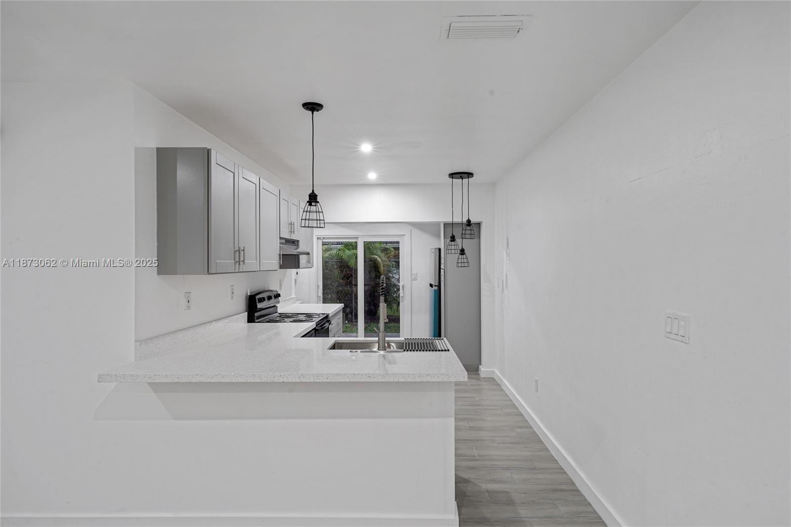 See details / 2296 sq. ft. $ 2025-09-05 0 Photo