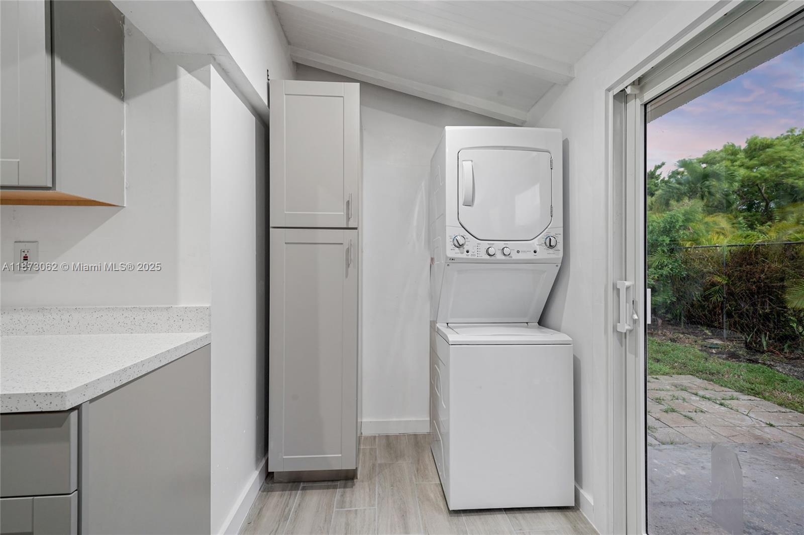 See details / 2296 sq. ft. $ 2025-09-05 0 Photo