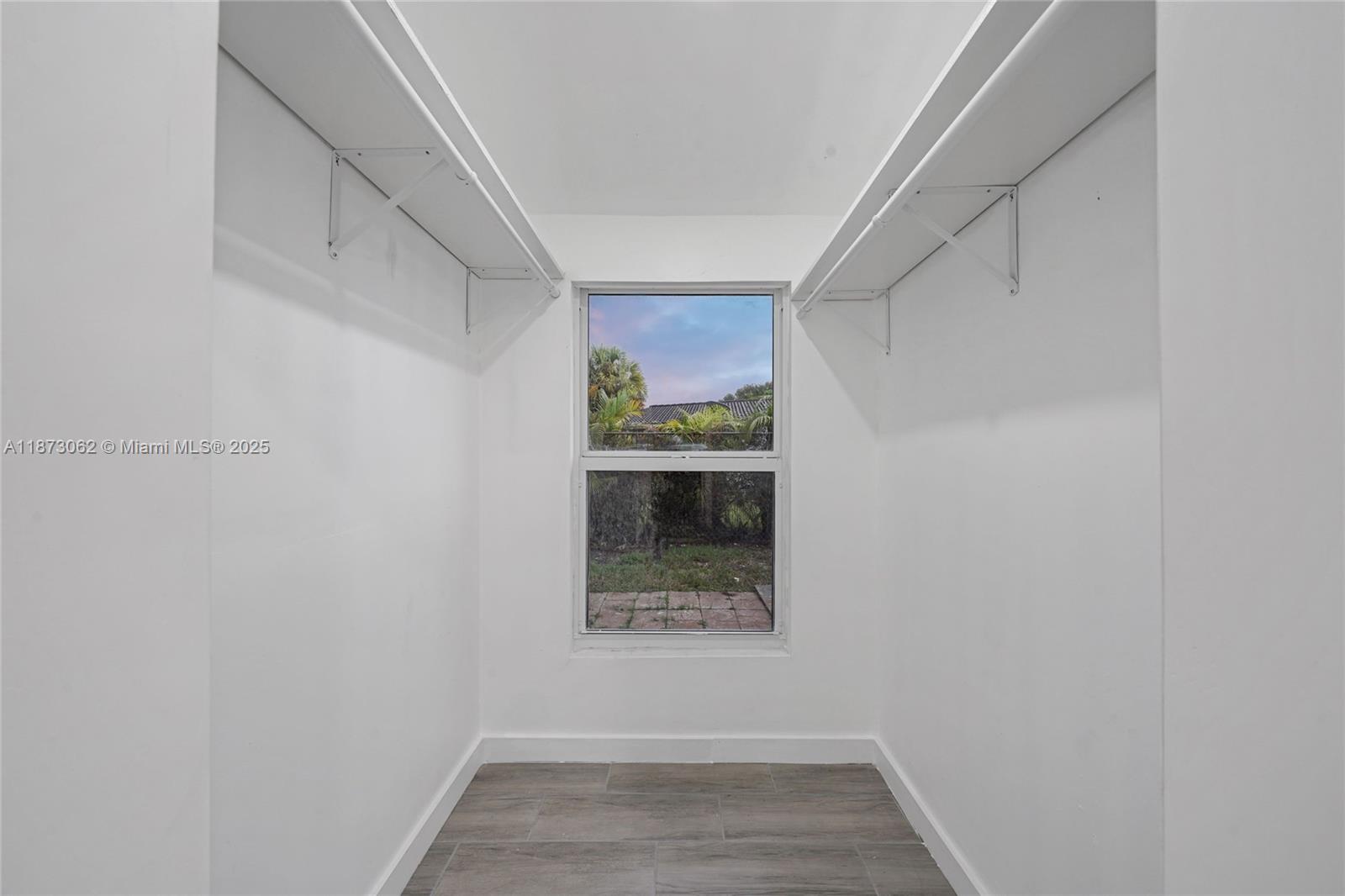 See details / 2296 sq. ft. $ 2025-09-05 0 Photo