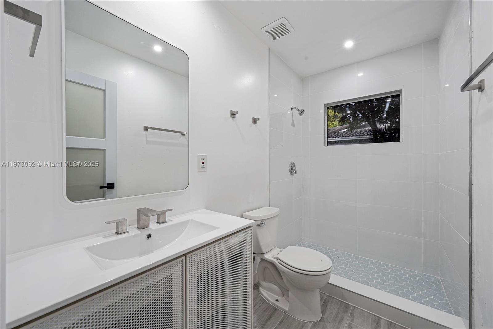 See details / 2296 sq. ft. $ 2025-09-05 0 Photo