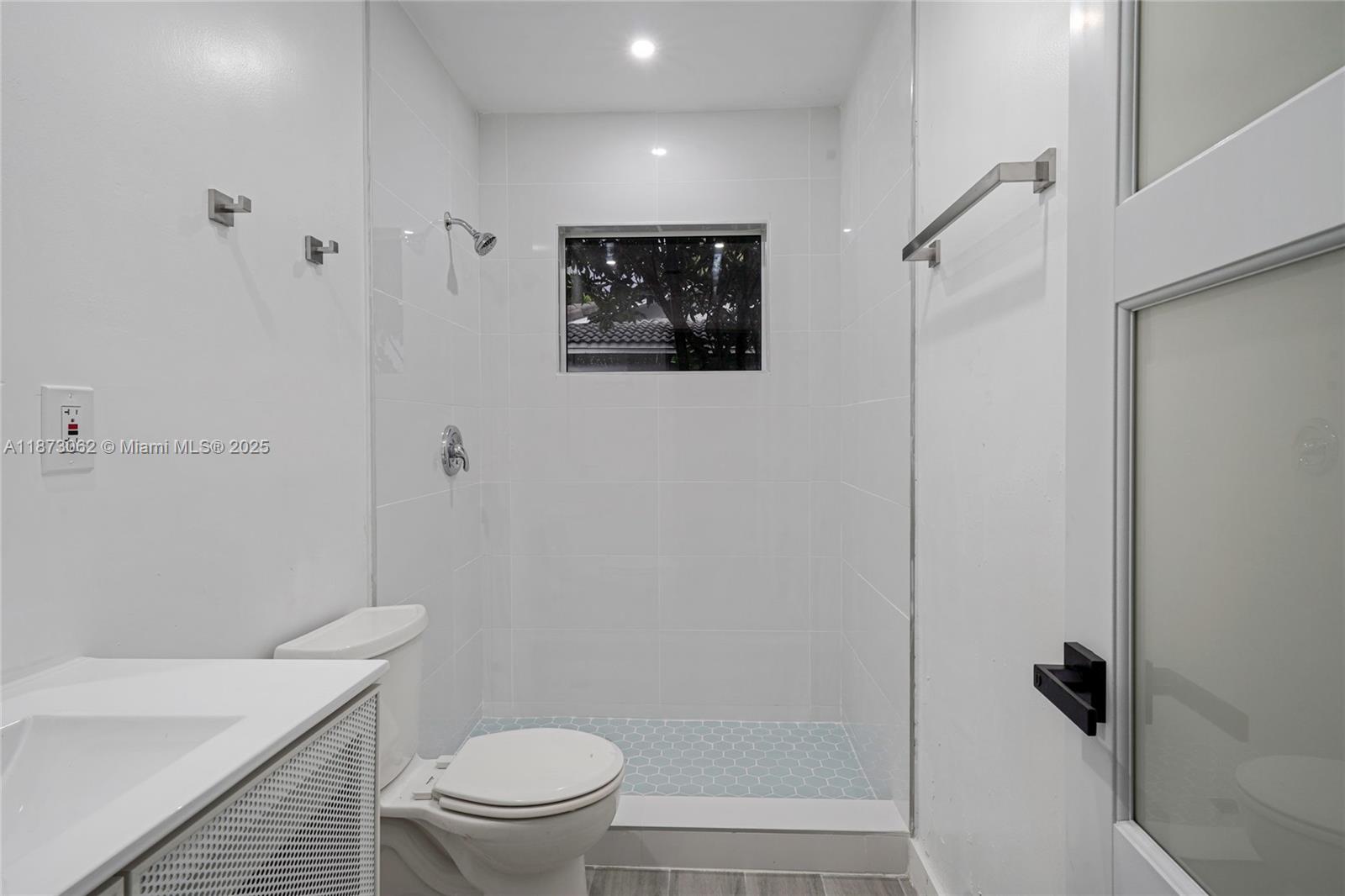 See details / 2296 sq. ft. $ 2025-09-05 0 Photo