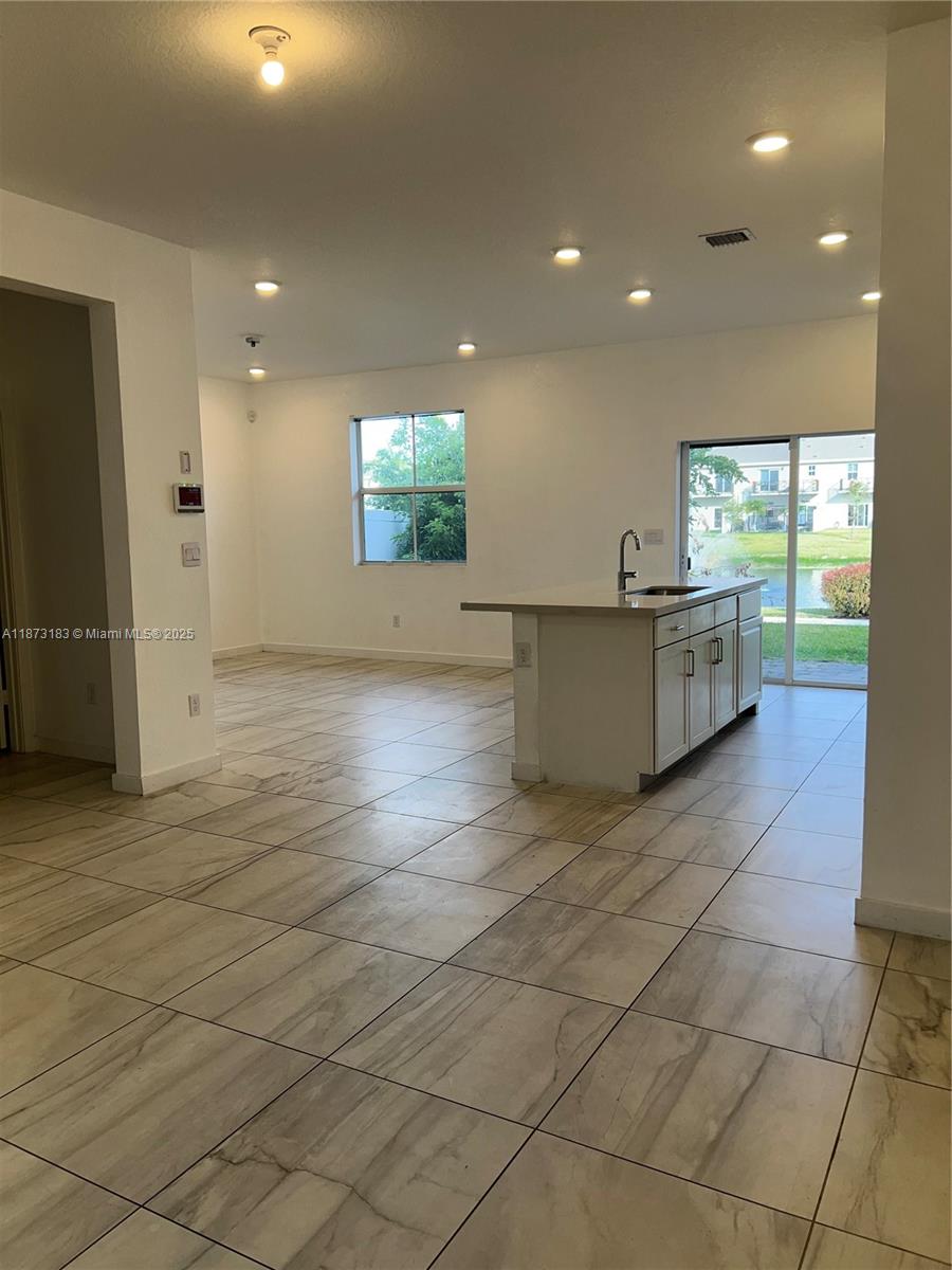 1769 3 / 3 1628 sq. ft. $ 2025-09-05 0 Photo