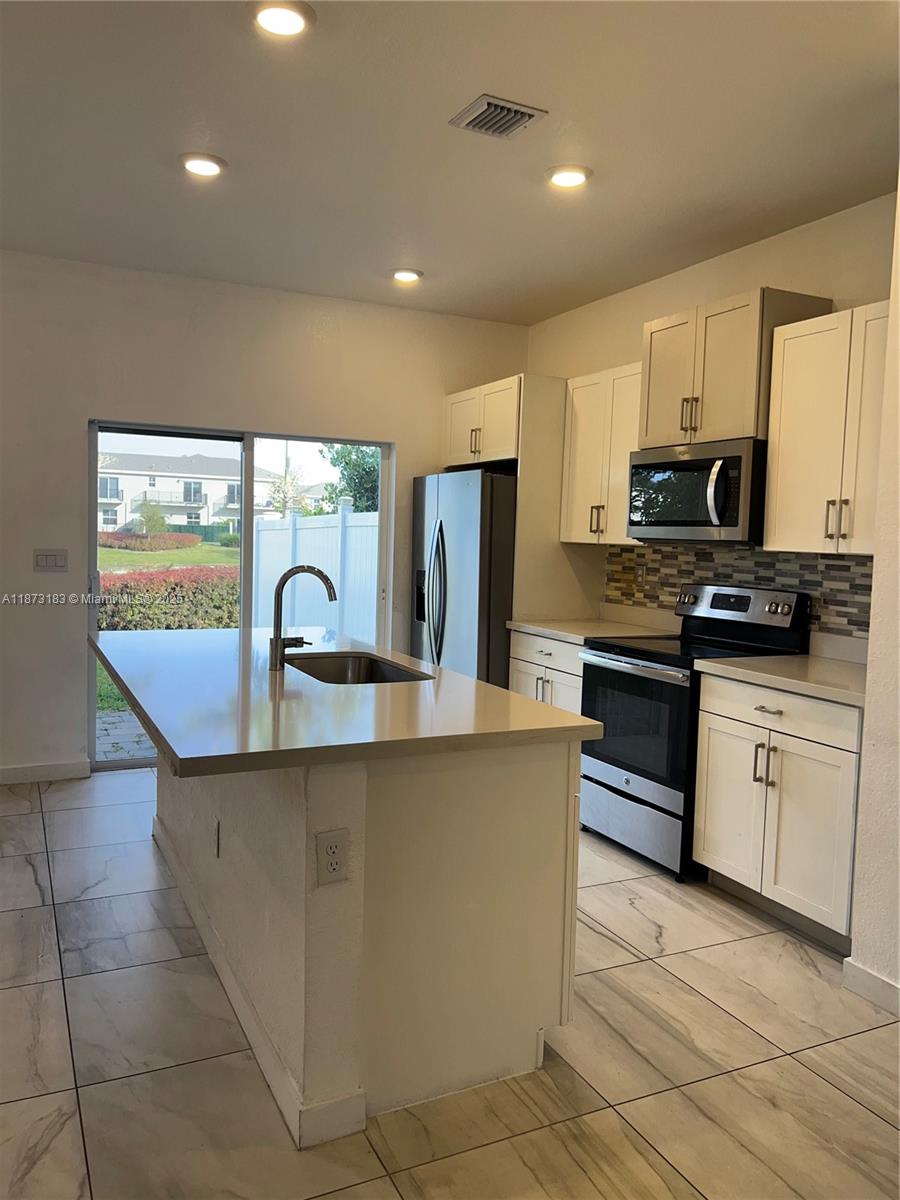 1769 3 / 3 1628 sq. ft. $ 2025-09-05 0 Photo