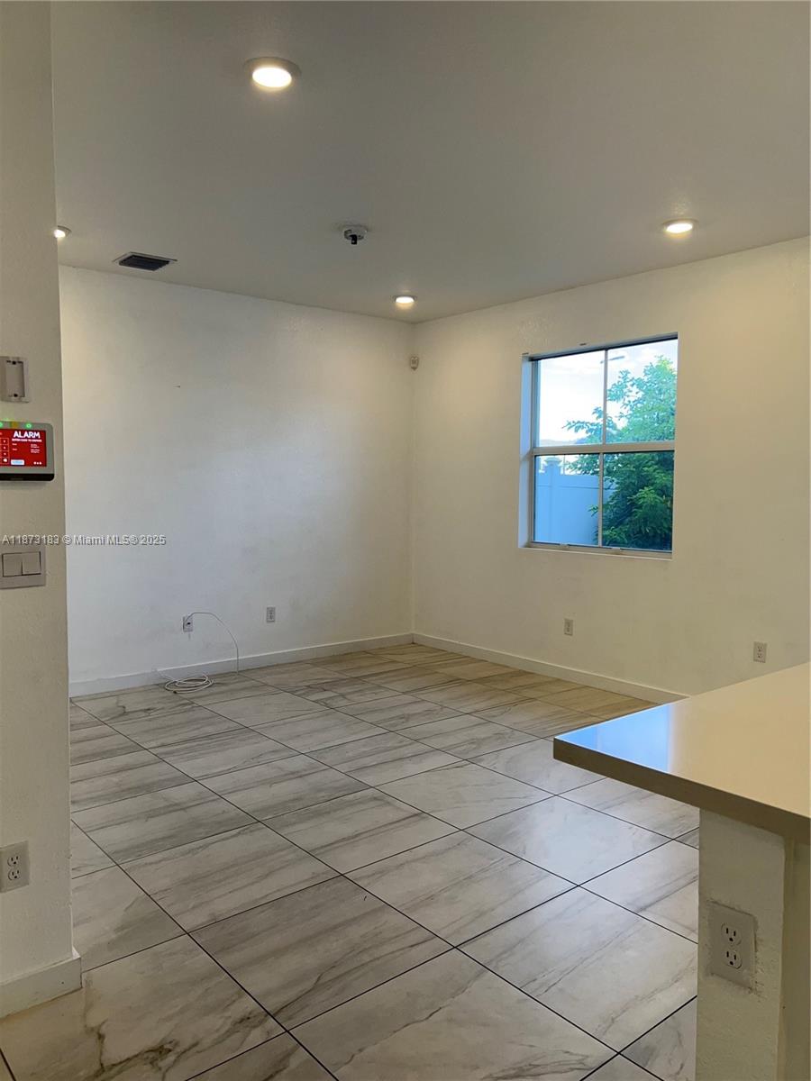 1769 3 / 3 1628 sq. ft. $ 2025-09-05 0 Photo