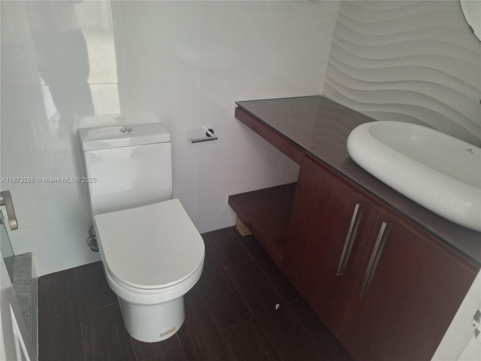 See details 417 2 / 2 1276 sq. ft. $ 2025-09-05 0 Photo