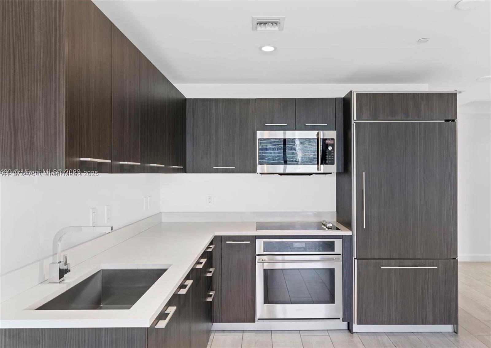 1110 1 / 2  sq. ft. $ 2025-09-05 0 Photo