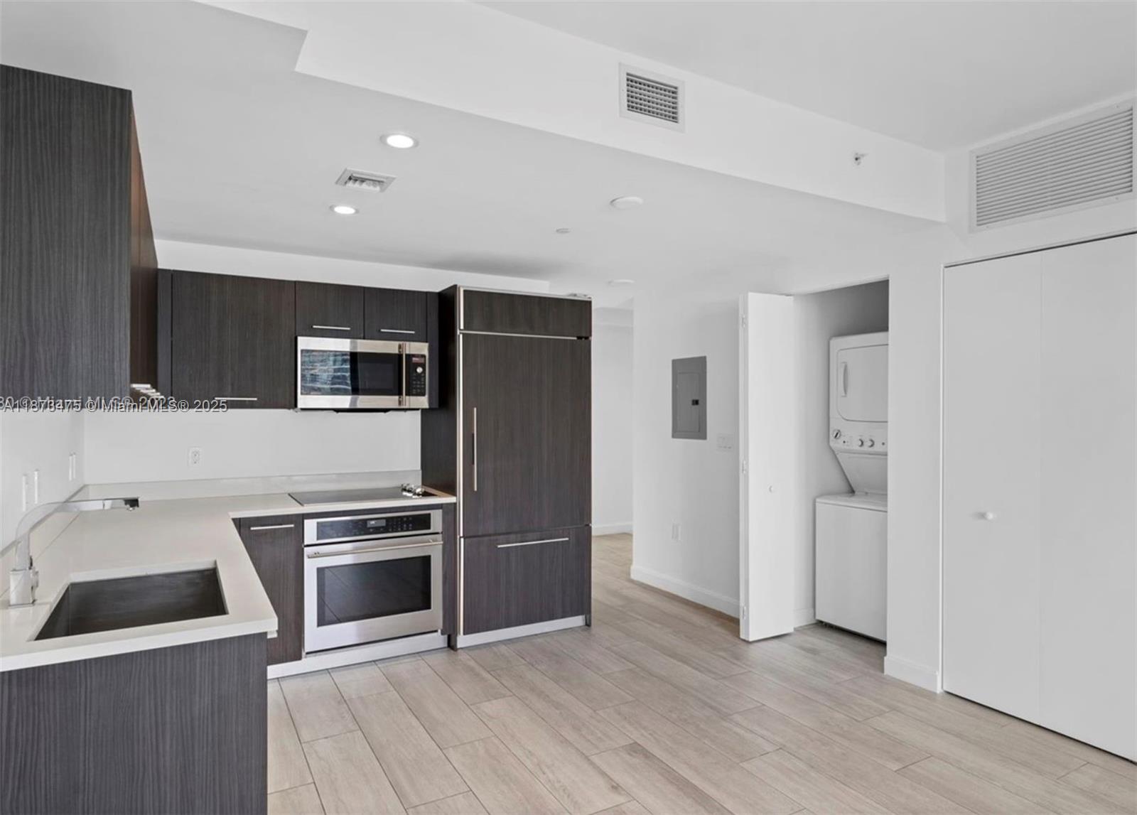1110 1 / 2  sq. ft. $ 2025-09-05 0 Photo