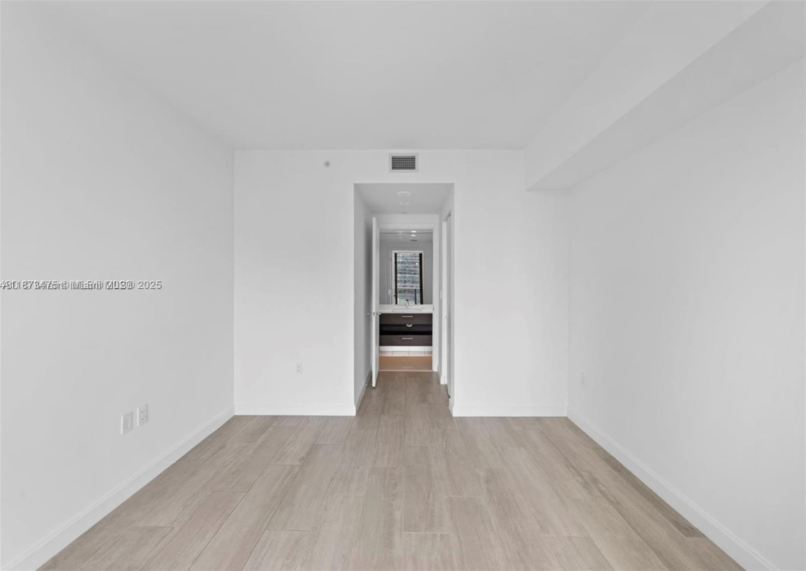 1110 1 / 2  sq. ft. $ 2025-09-05 0 Photo