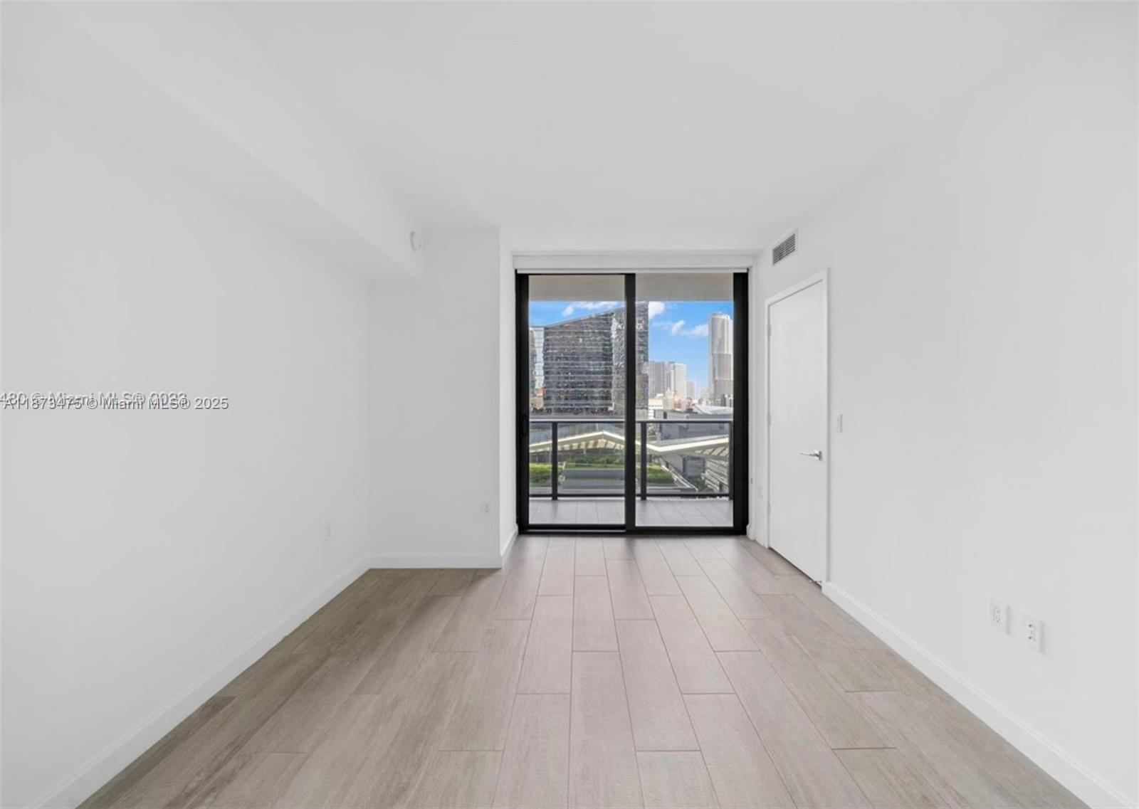 1110 1 / 2  sq. ft. $ 2025-09-05 0 Photo