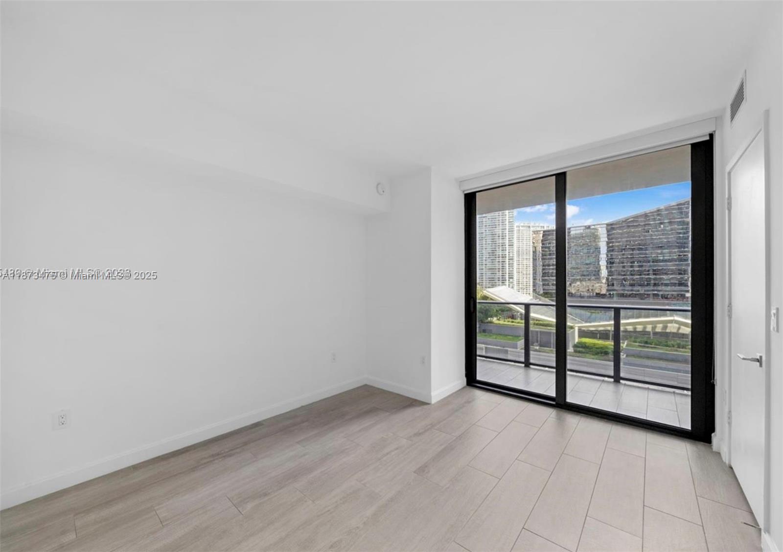 1110 1 / 2  sq. ft. $ 2025-09-05 0 Photo