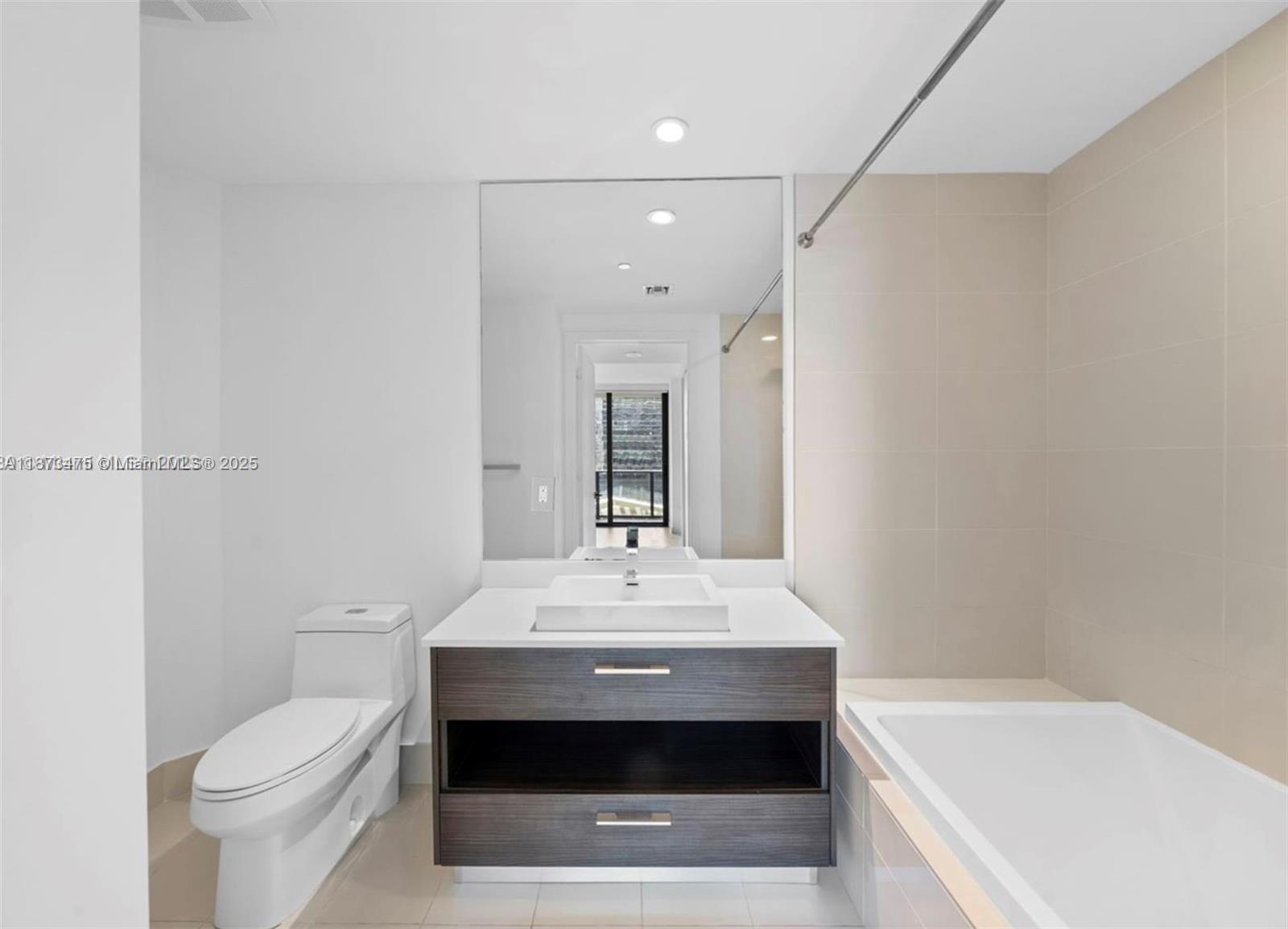 1110 1 / 2  sq. ft. $ 2025-09-05 0 Photo