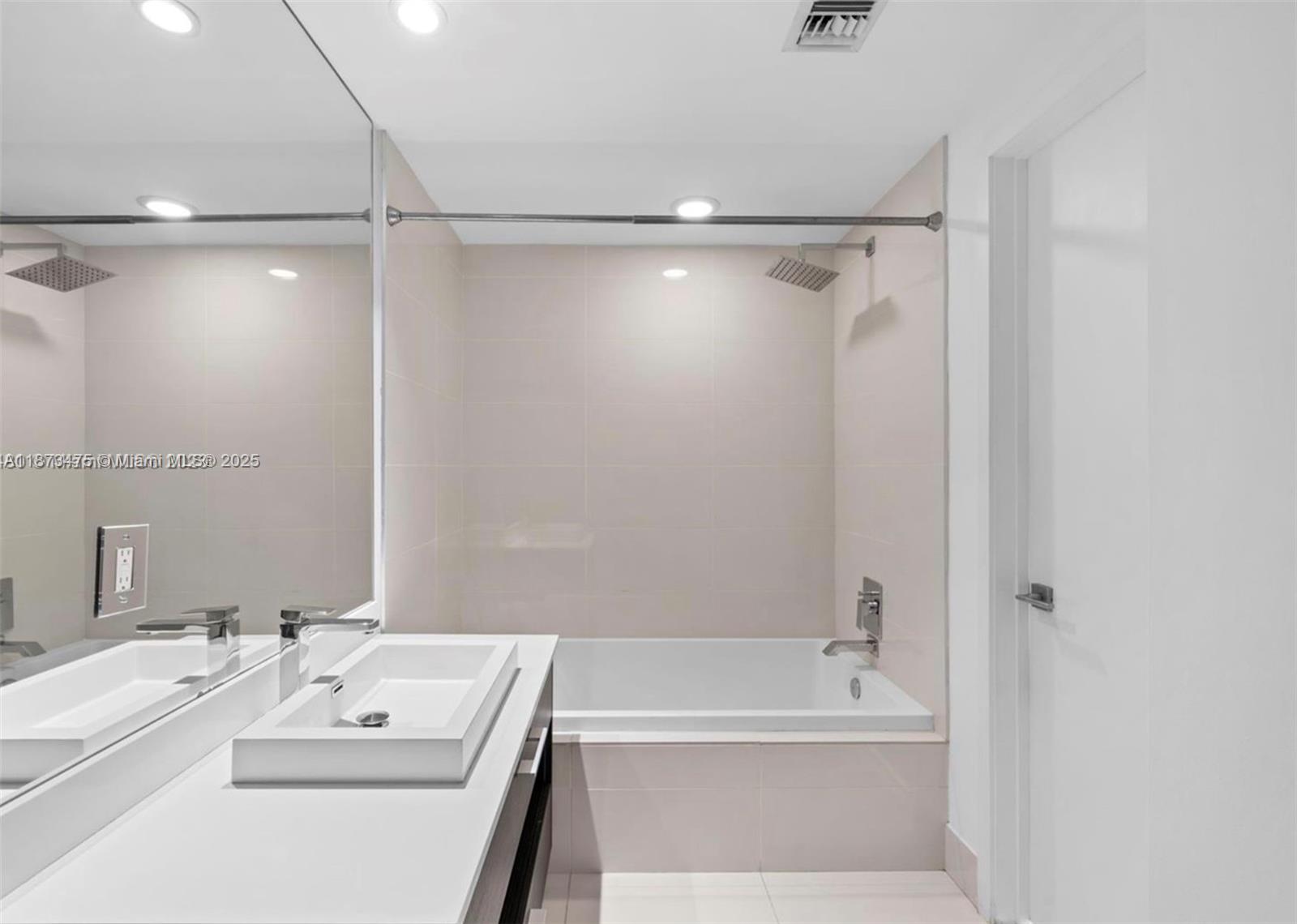 1110 1 / 2  sq. ft. $ 2025-09-05 0 Photo