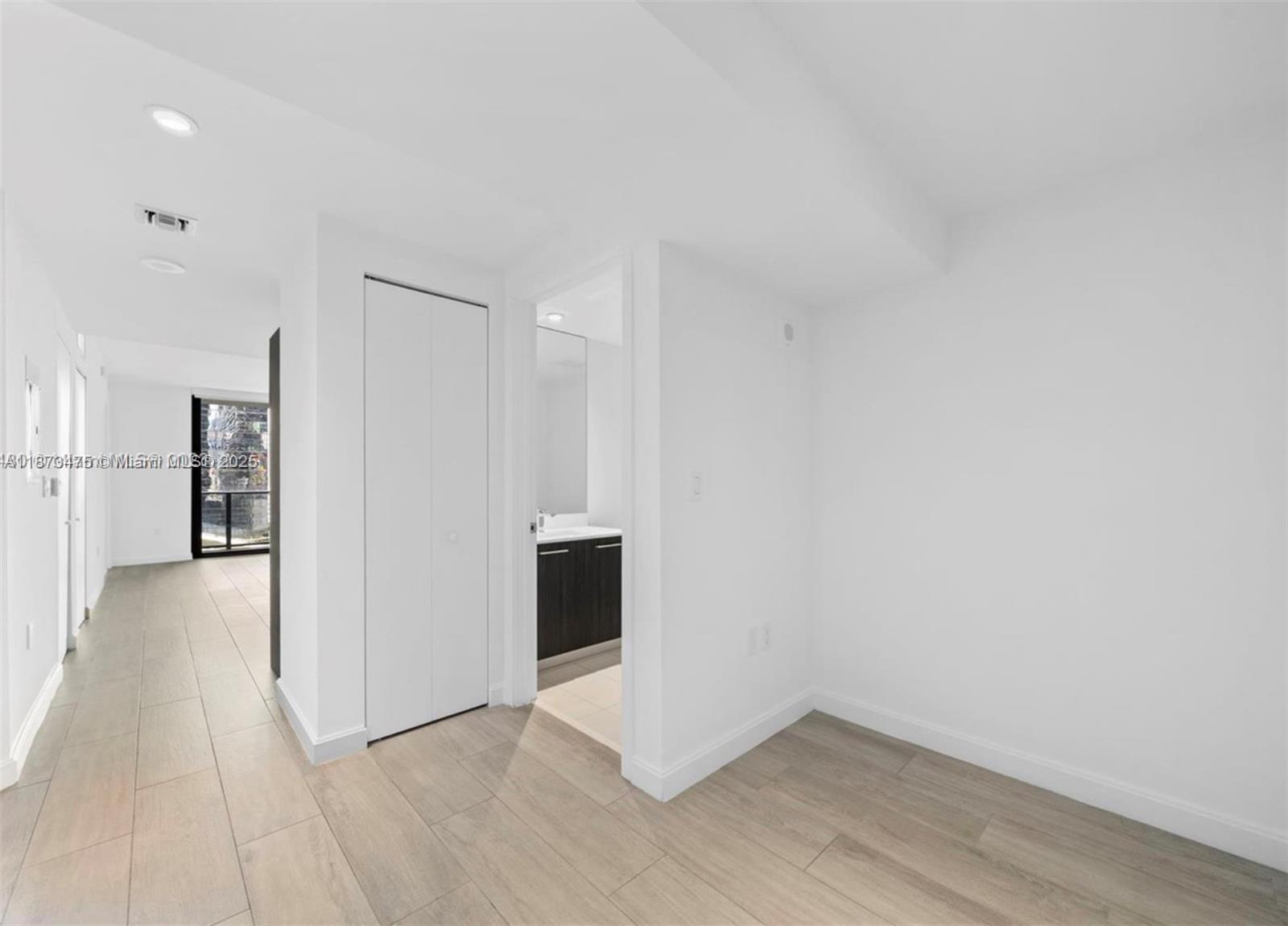 1110 1 / 2  sq. ft. $ 2025-09-05 0 Photo
