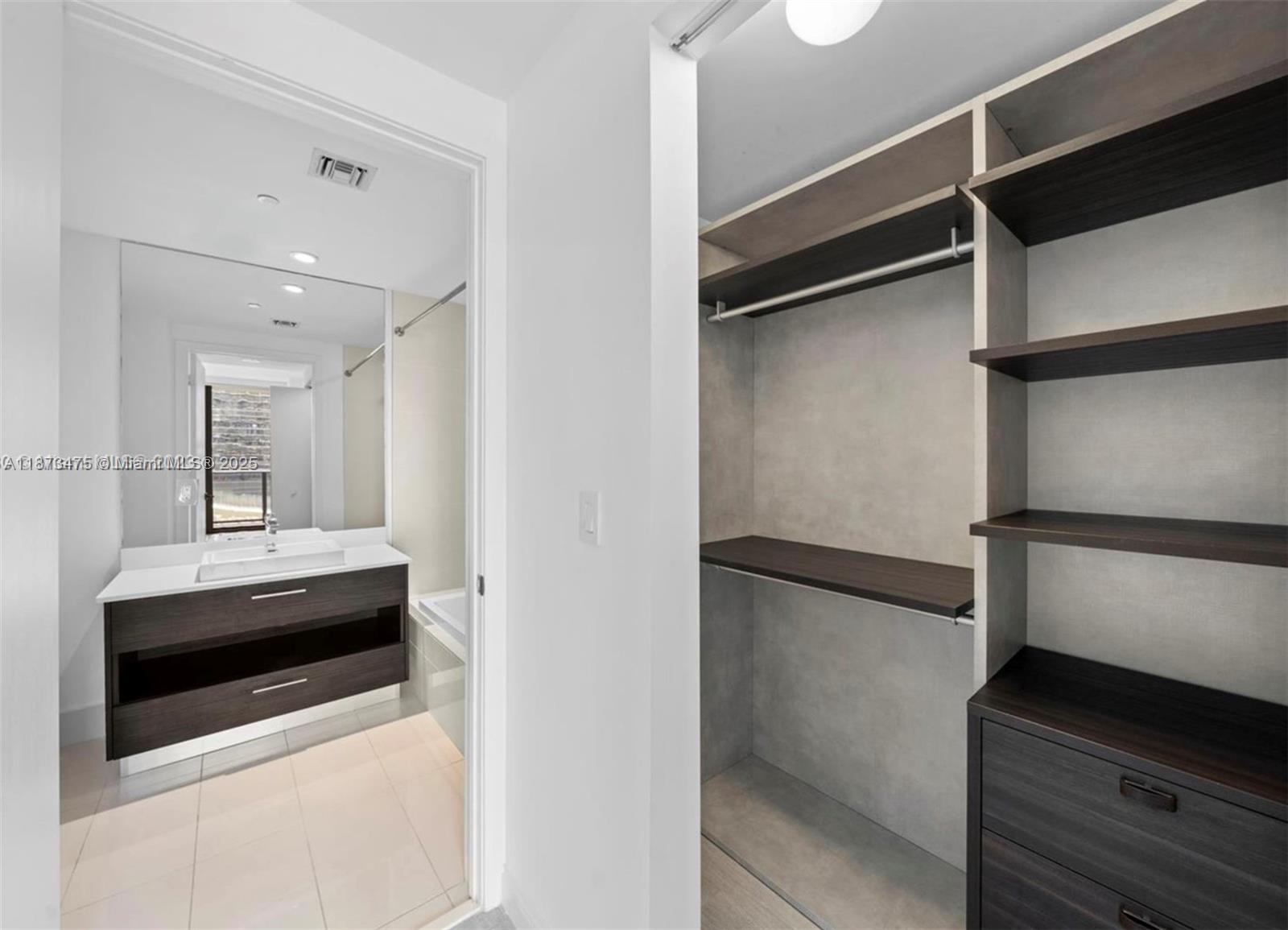 1110 1 / 2  sq. ft. $ 2025-09-05 0 Photo