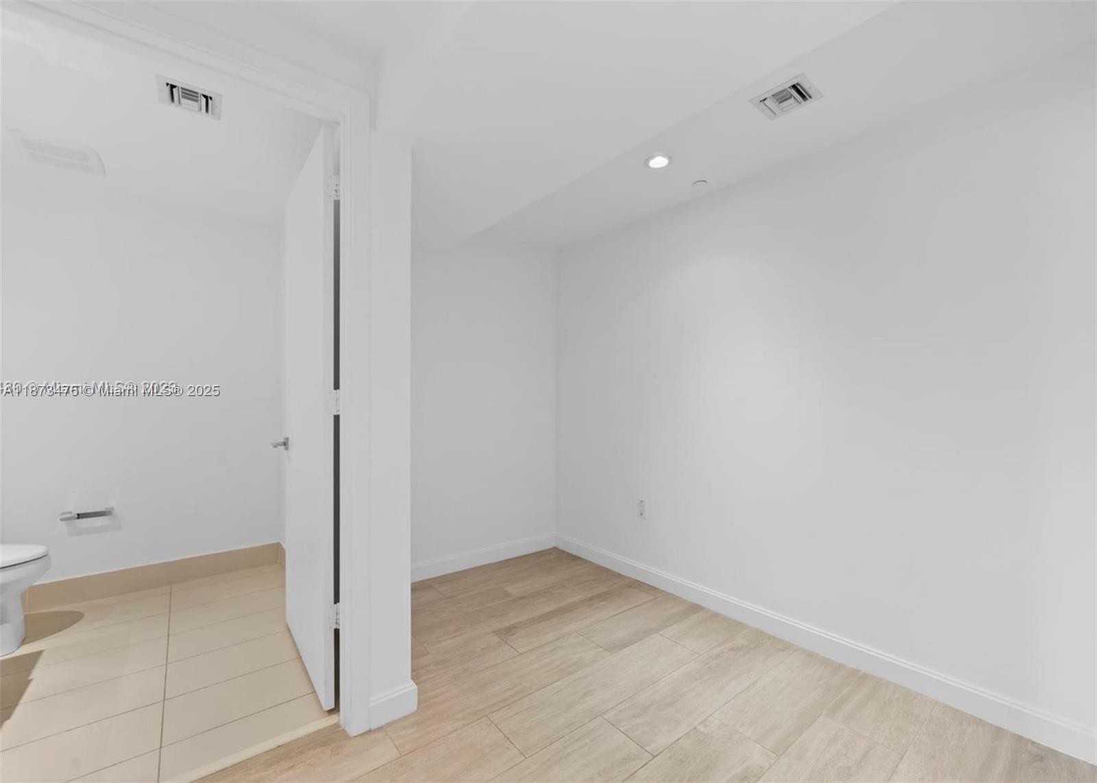 1110 1 / 2  sq. ft. $ 2025-09-05 0 Photo