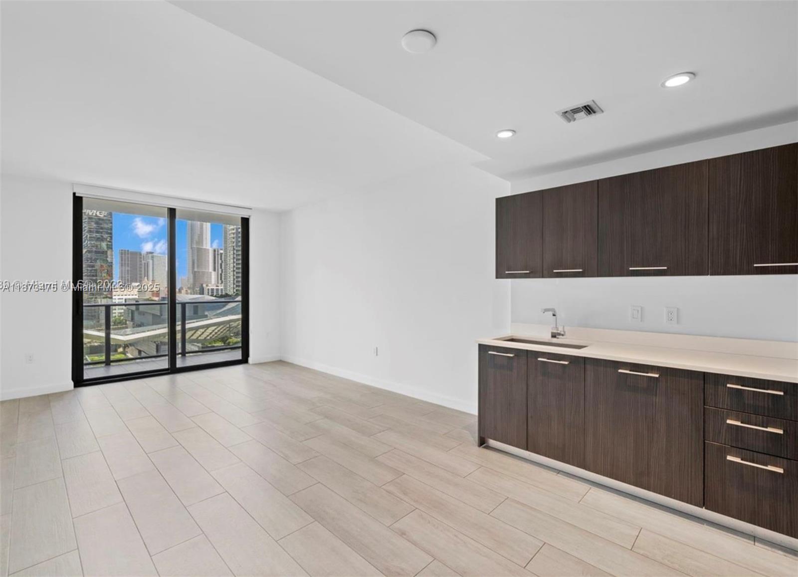 1110 1 / 2  sq. ft. $ 2025-09-05 0 Photo