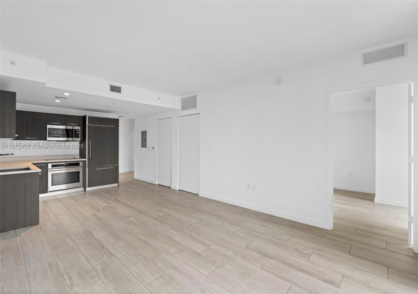 1110 1 / 2  sq. ft. $ 2025-09-05 0 Photo