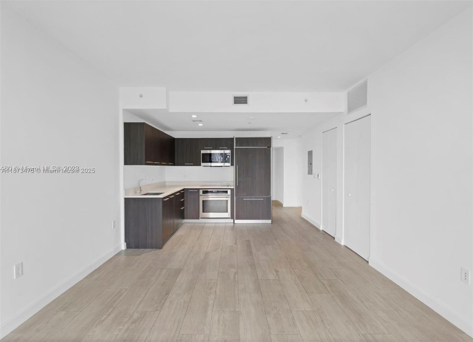 1110 1 / 2  sq. ft. $ 2025-09-05 0 Photo