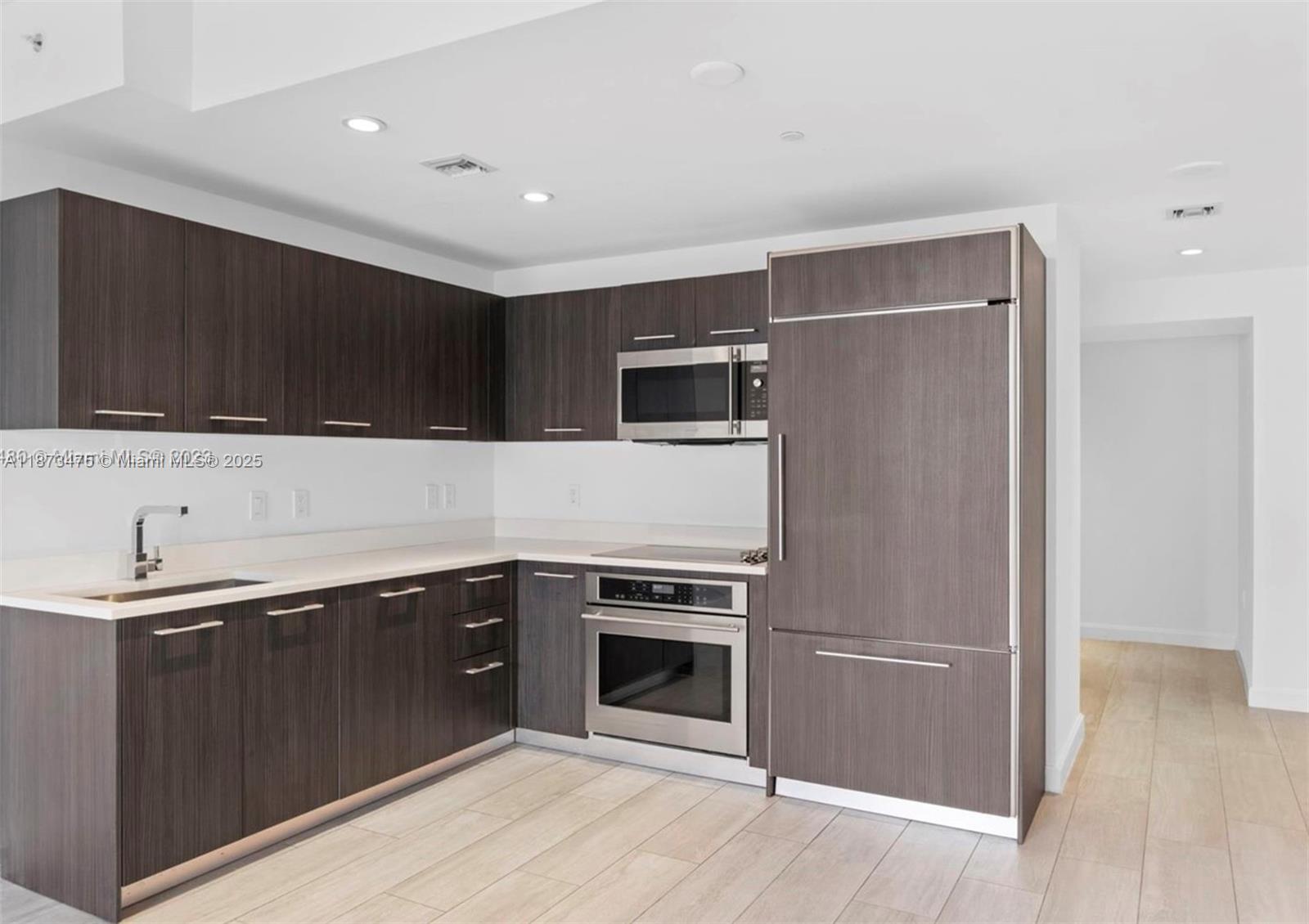 1110 1 / 2  sq. ft. $ 2025-09-05 0 Photo