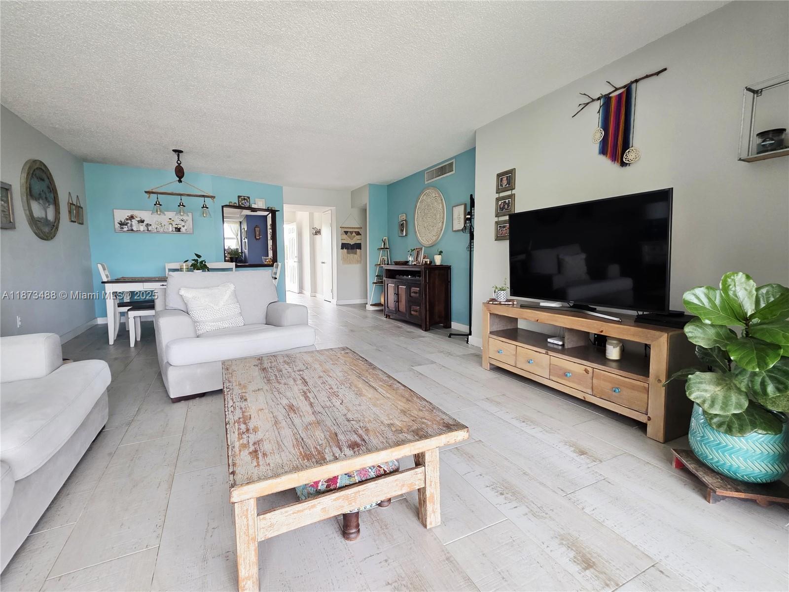 418-3 2 / 2 1317 sq. ft. $ 2025-09-05 0 Photo