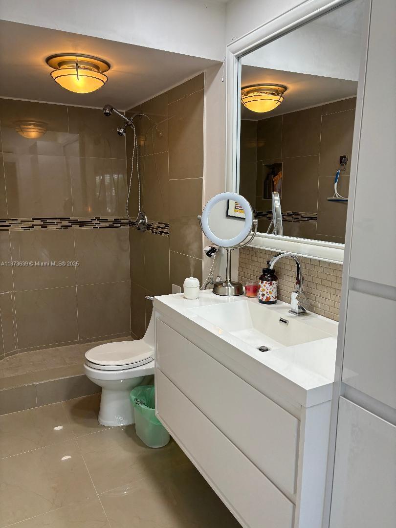 Photo of 3475 Country Club Dr  #116, Aventura, Florida, 33180 - MASTER BATHROOM