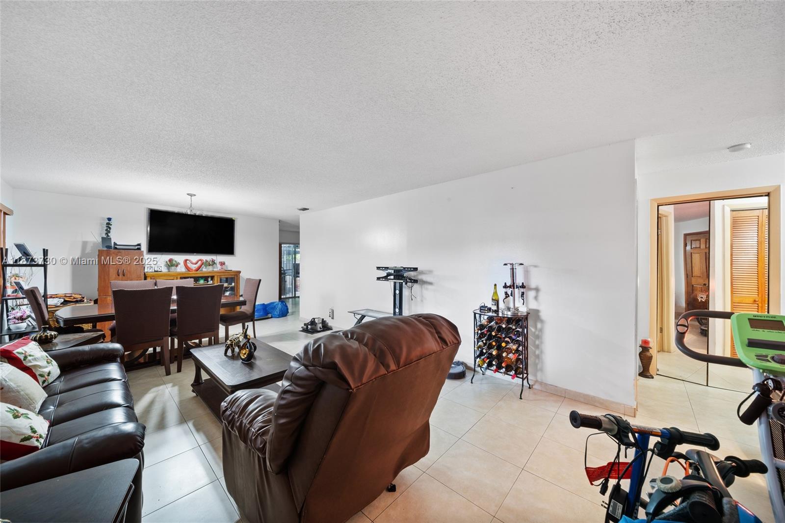 See details / 2550 sq. ft. $ 2025-09-06 0 Photo