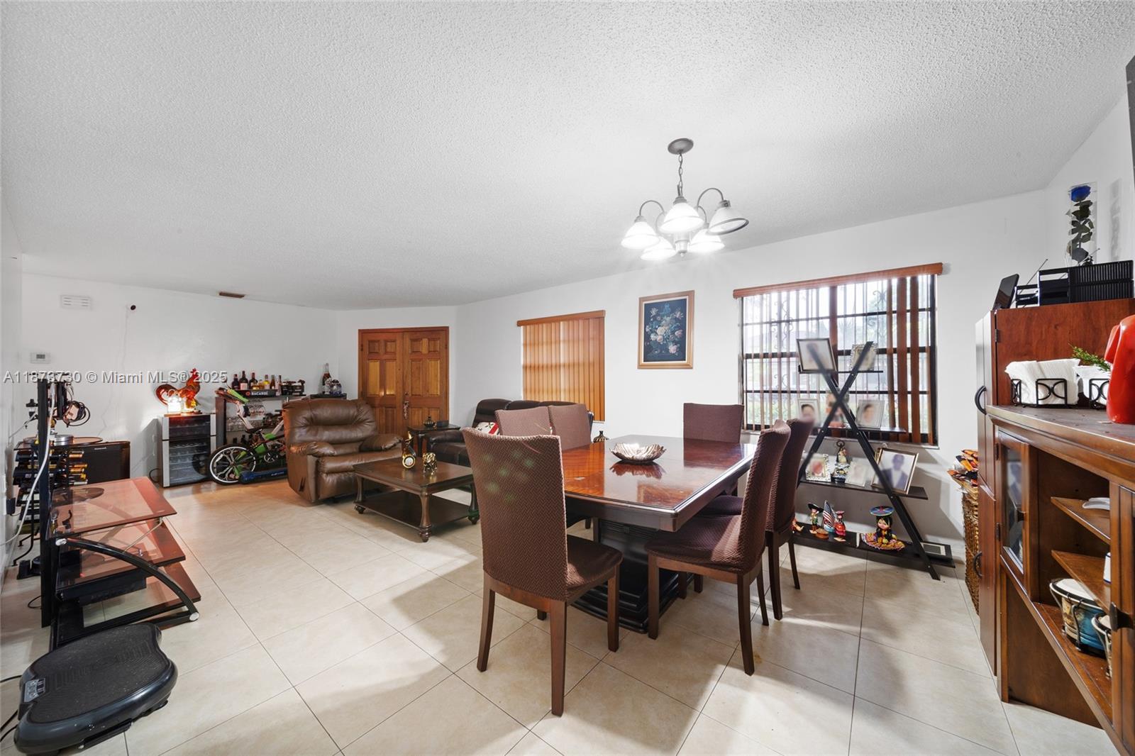 See details / 2550 sq. ft. $ 2025-09-06 0 Photo