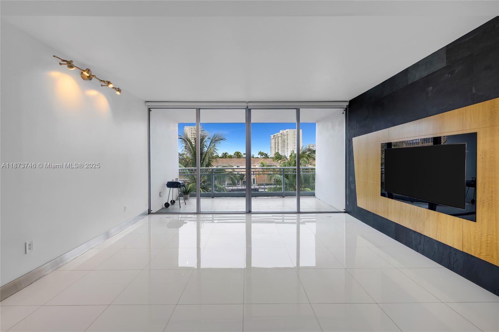 Photo of 2950 188th St  #302, Aventura, Florida, 33180 - 