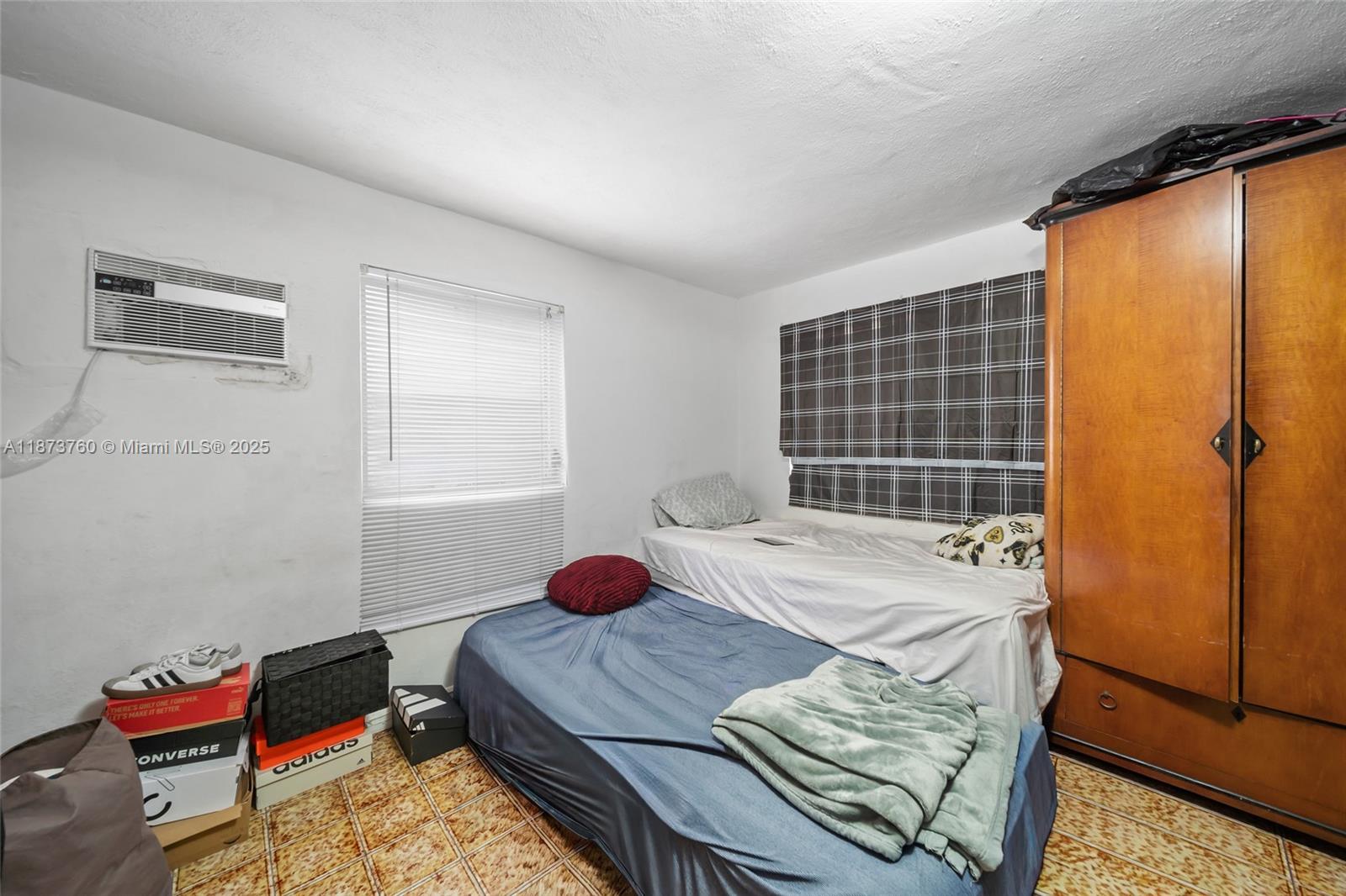 See details / 2549 sq. ft. $ 2025-09-06 0 Photo