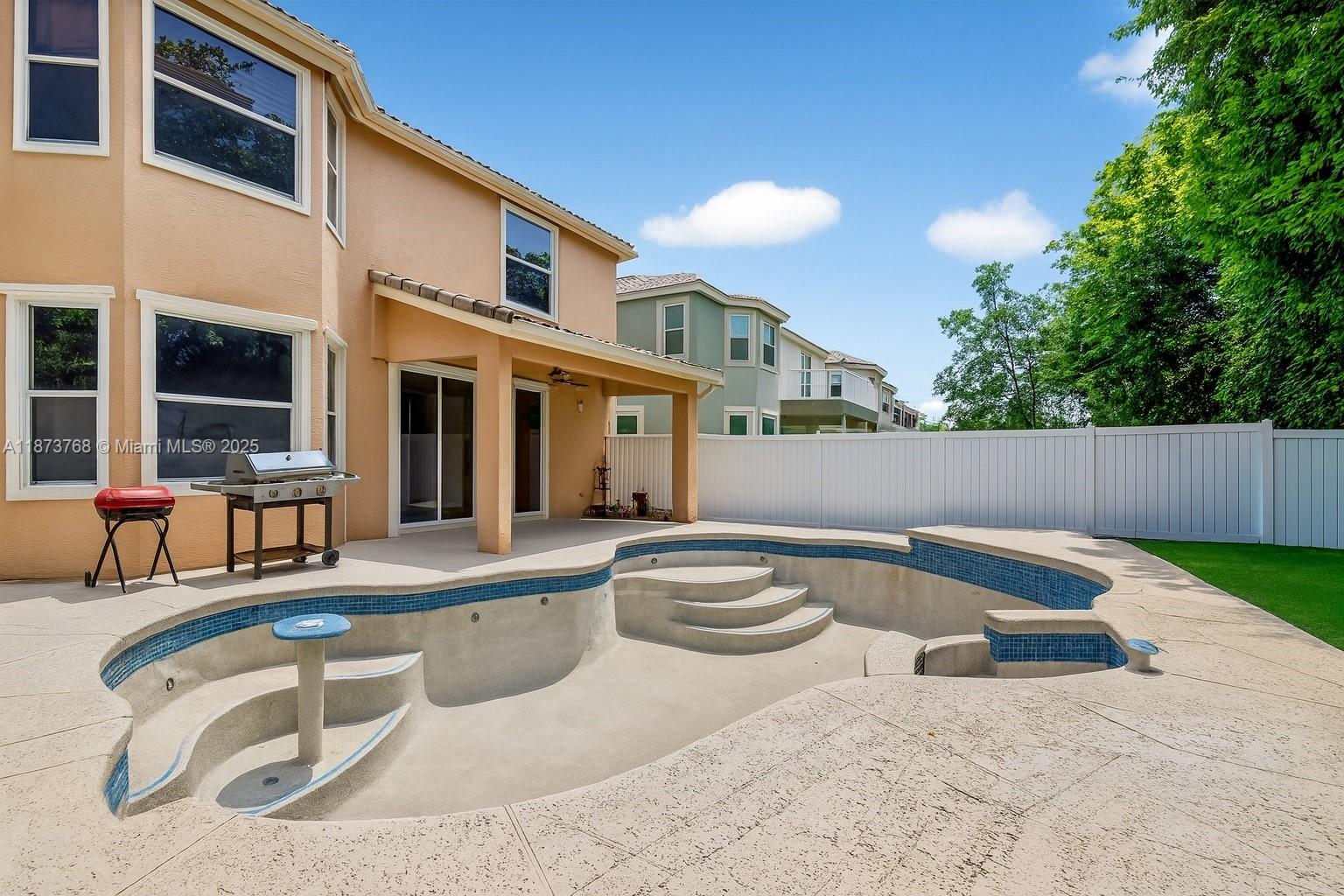 1579 5 / 3 2693 sq. ft. $ 2025-10-11 0 Photo
