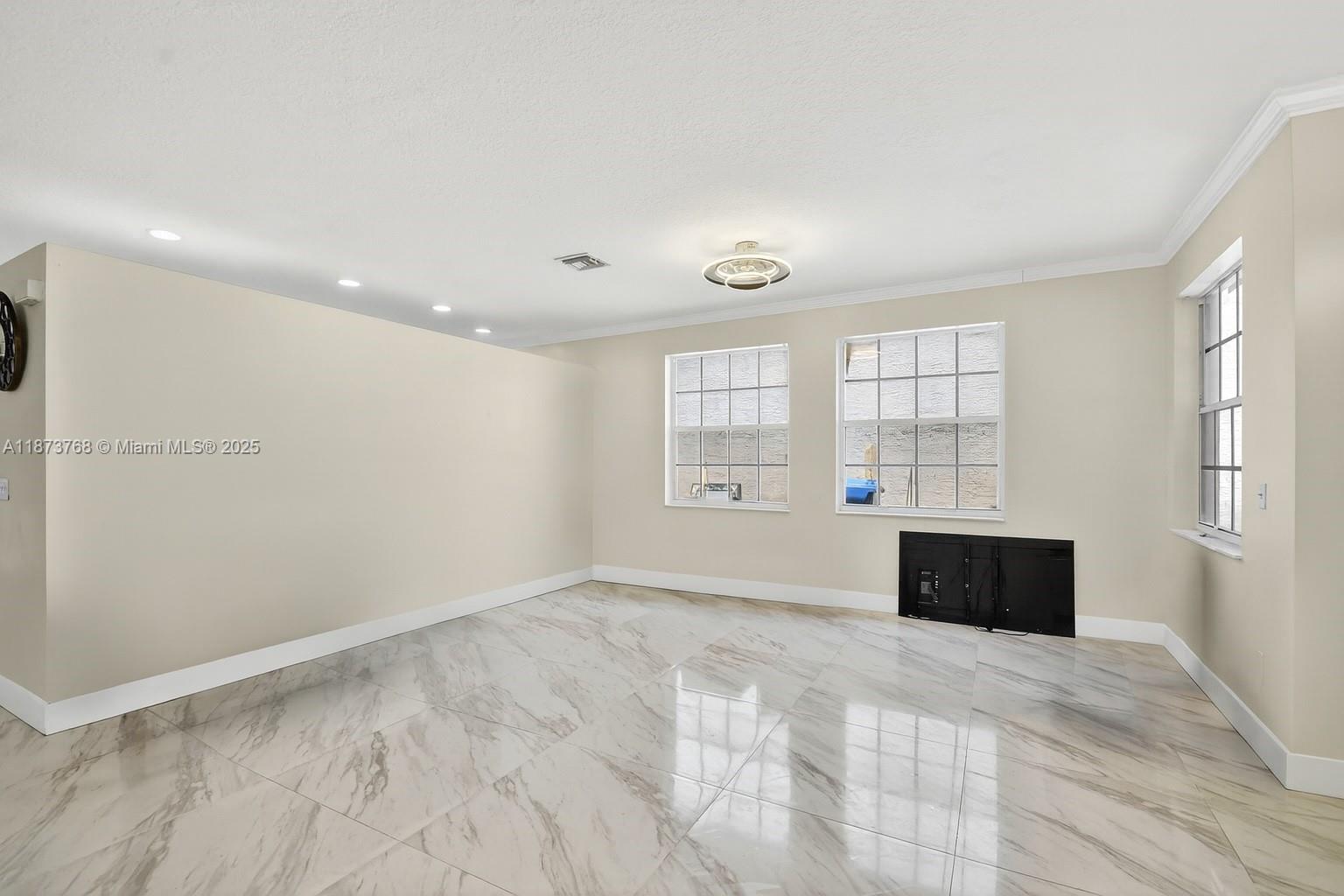 1579 5 / 3 2693 sq. ft. $ 2025-10-11 0 Photo