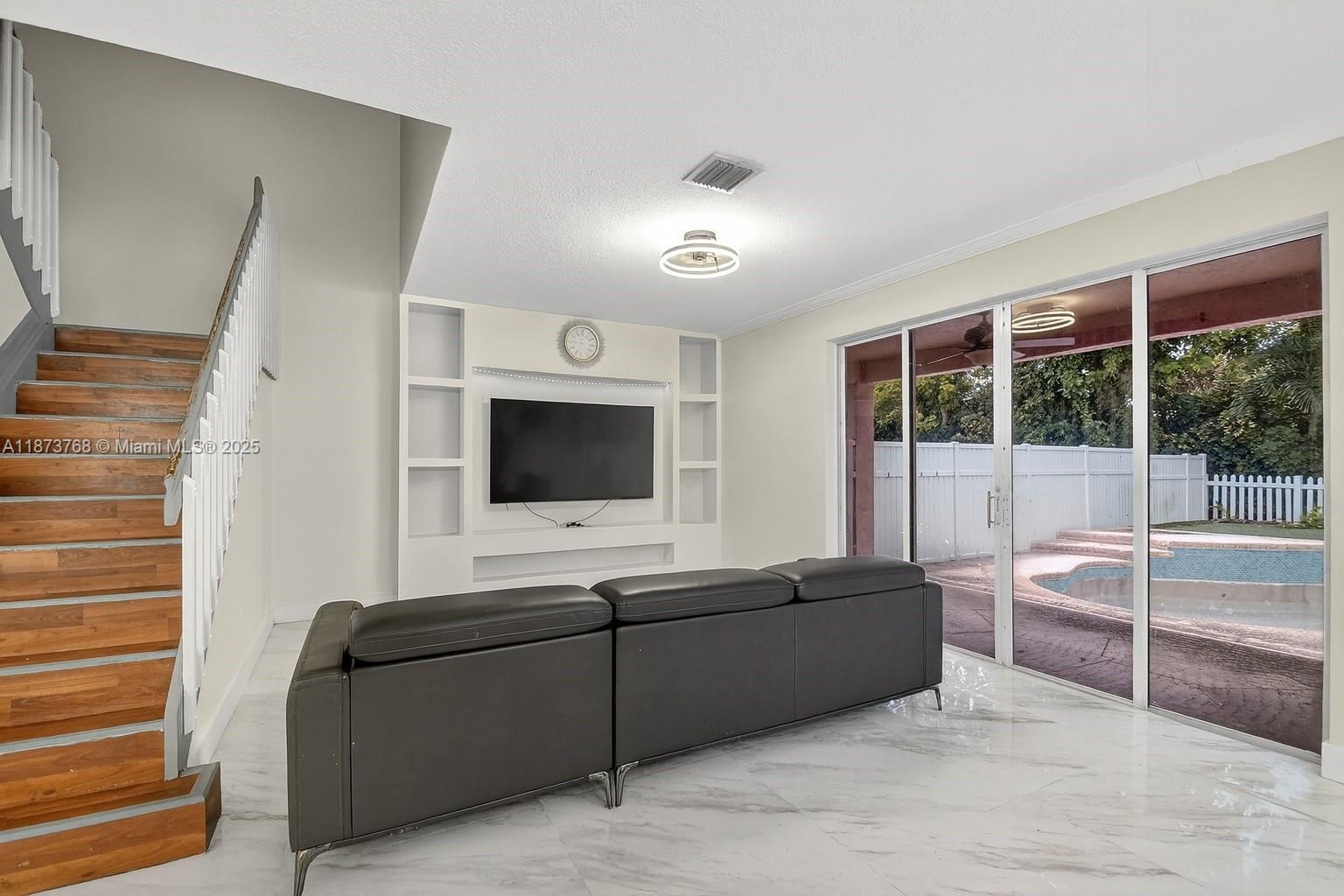 1579 5 / 3 2693 sq. ft. $ 2025-10-11 0 Photo
