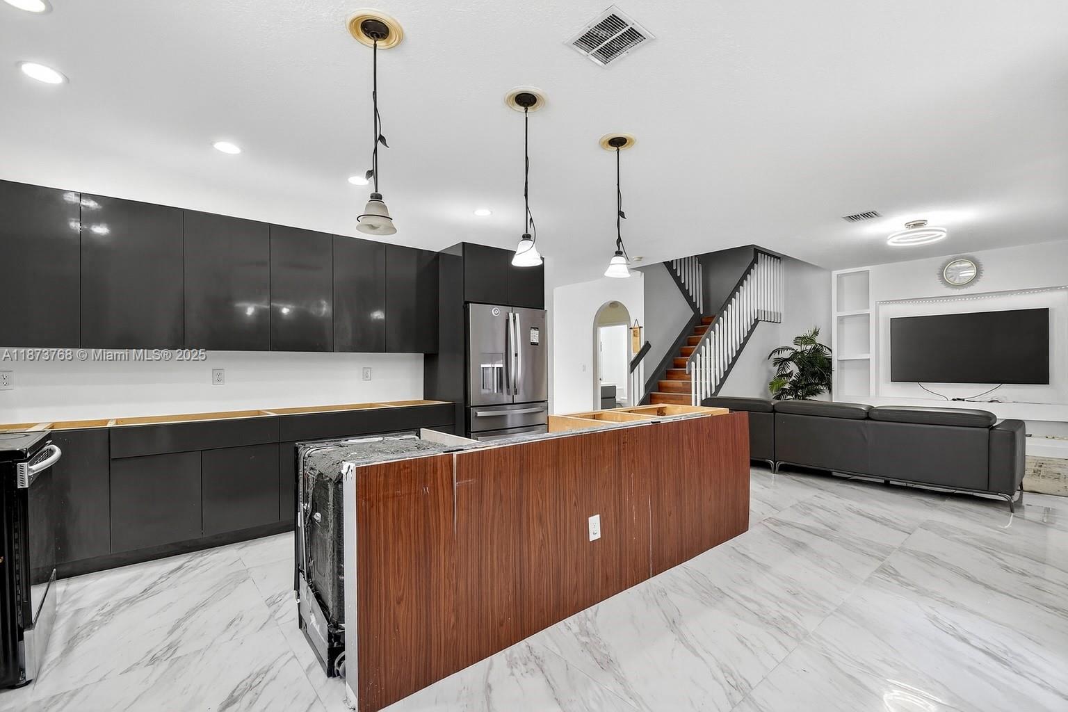 1579 5 / 3 2693 sq. ft. $ 2025-10-11 0 Photo