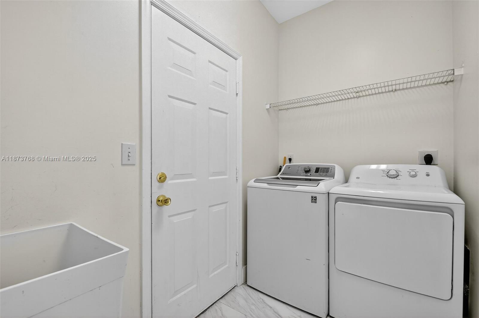 1579 5 / 3 2693 sq. ft. $ 2025-10-11 0 Photo