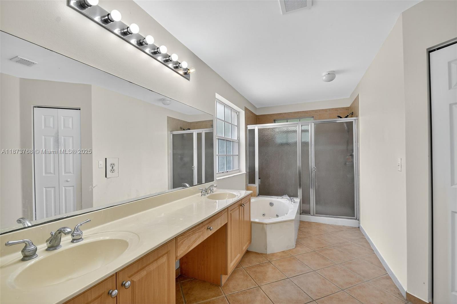 1579 5 / 3 2693 sq. ft. $ 2025-10-11 0 Photo