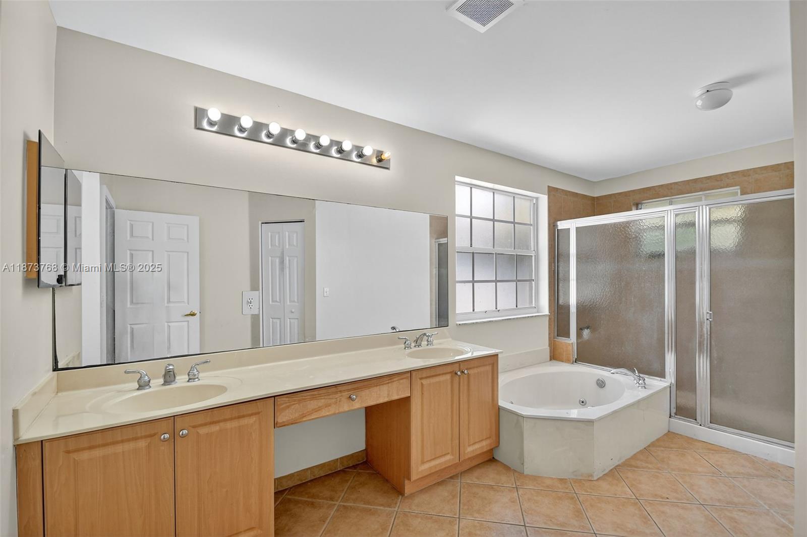 1579 5 / 3 2693 sq. ft. $ 2025-10-11 0 Photo