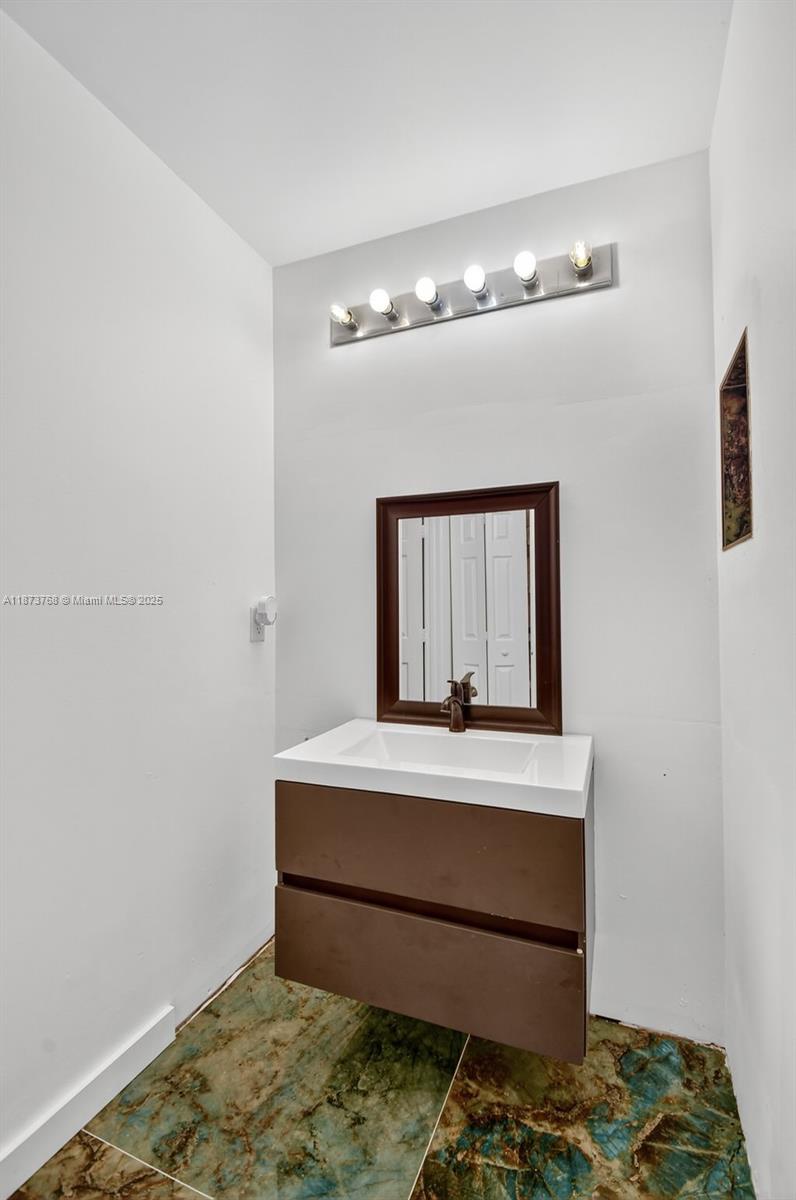 1579 5 / 3 2693 sq. ft. $ 2025-10-11 0 Photo