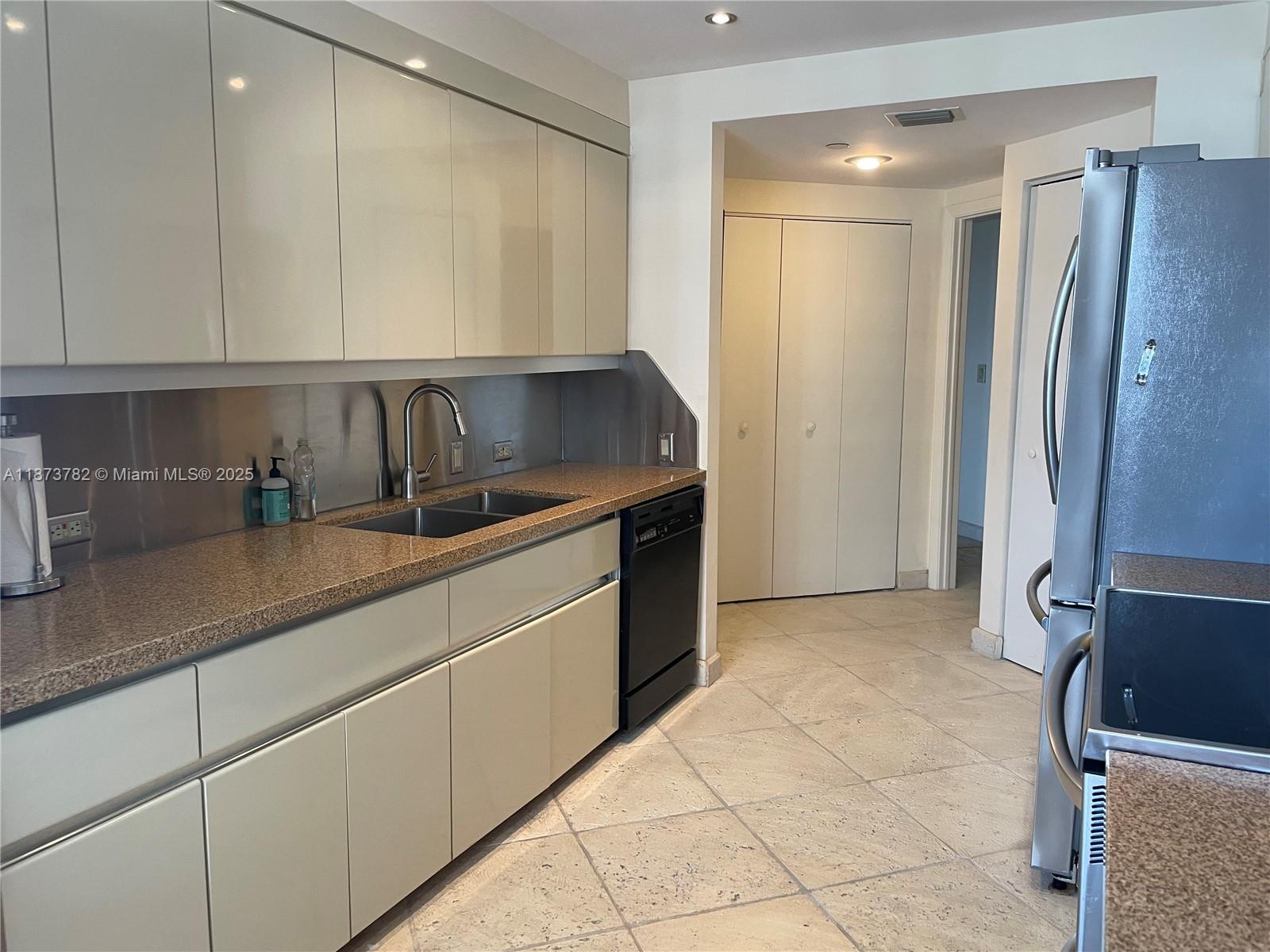 2405 2 / 3 2154 sq. ft. $ 2025-09-06 0 Photo