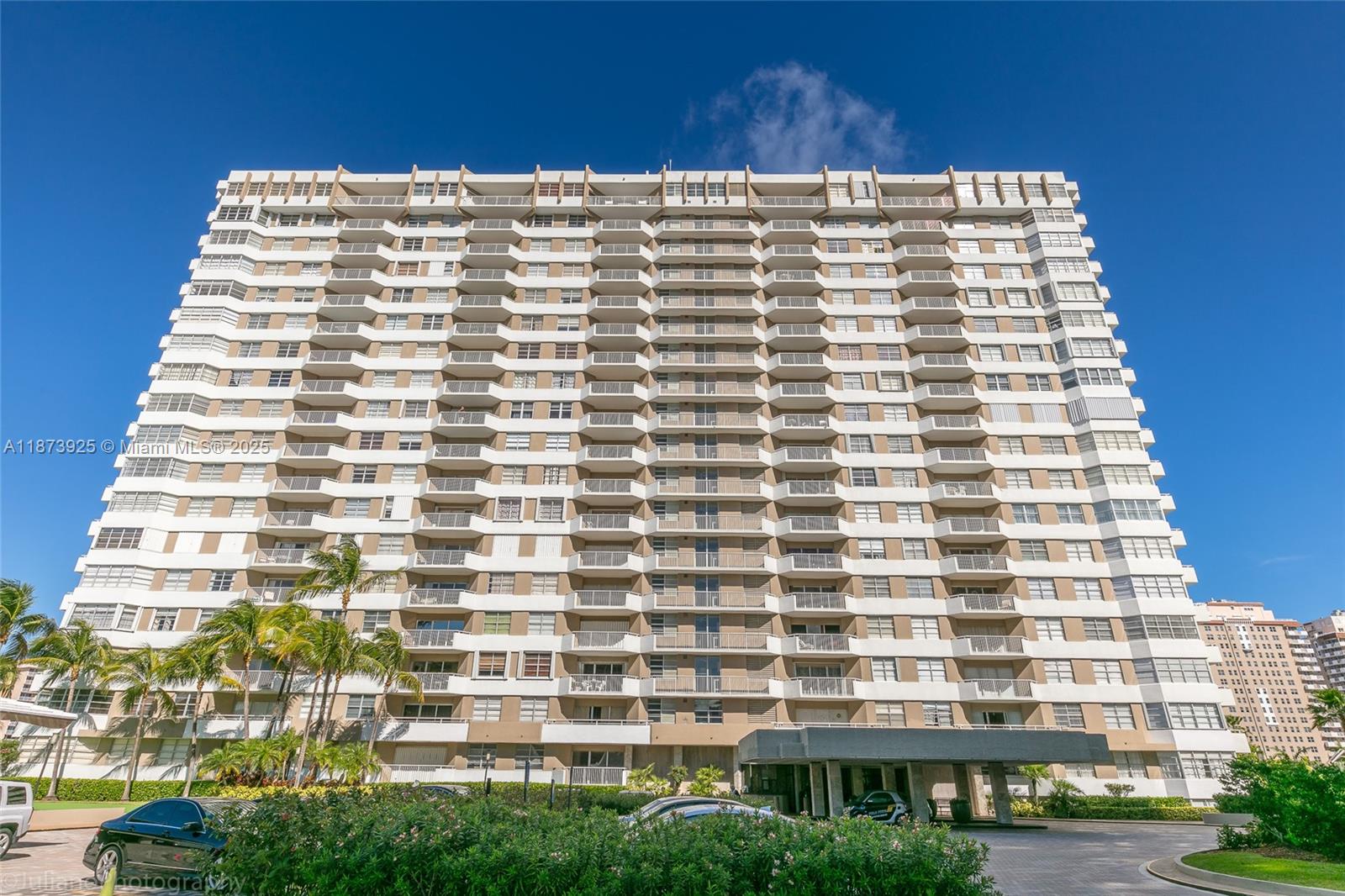 See details 22L 1 / 2 870 sq. ft. $ 2025-09-07 0 Photo