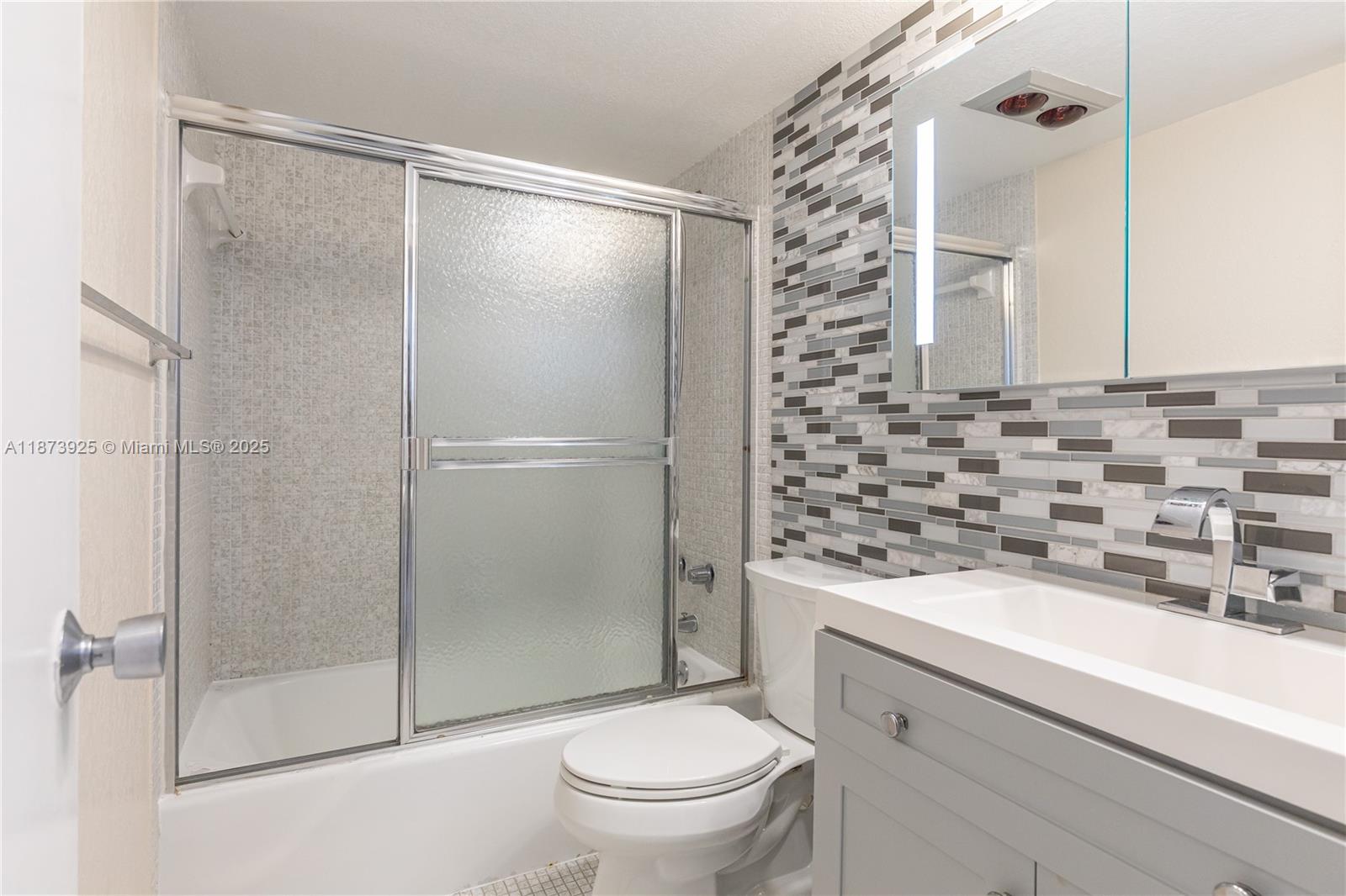 See details 22L 1 / 2 870 sq. ft. $ 2025-09-07 0 Photo