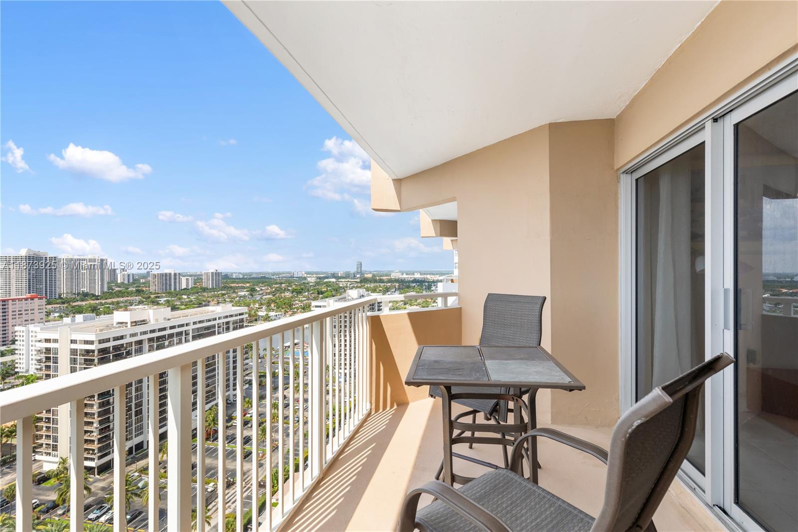 See details 22L 1 / 2 870 sq. ft. $ 2025-09-07 0 Photo