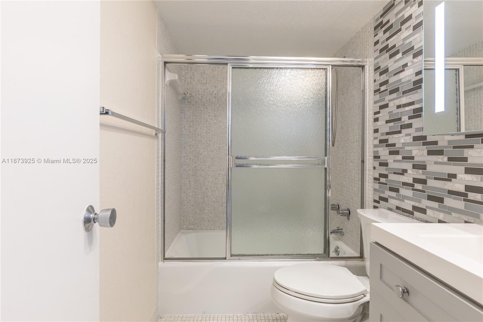 See details 22L 1 / 2 870 sq. ft. $ 2025-09-07 0 Photo